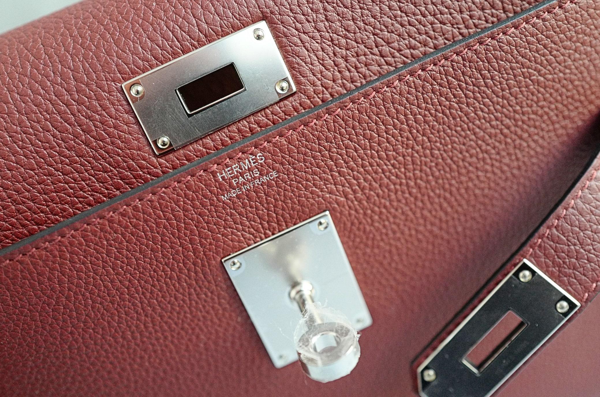 BNIB Hermès Kelly Messenger PM Rouge H Togo Leather Bag with Palladium Hardware im Angebot 9