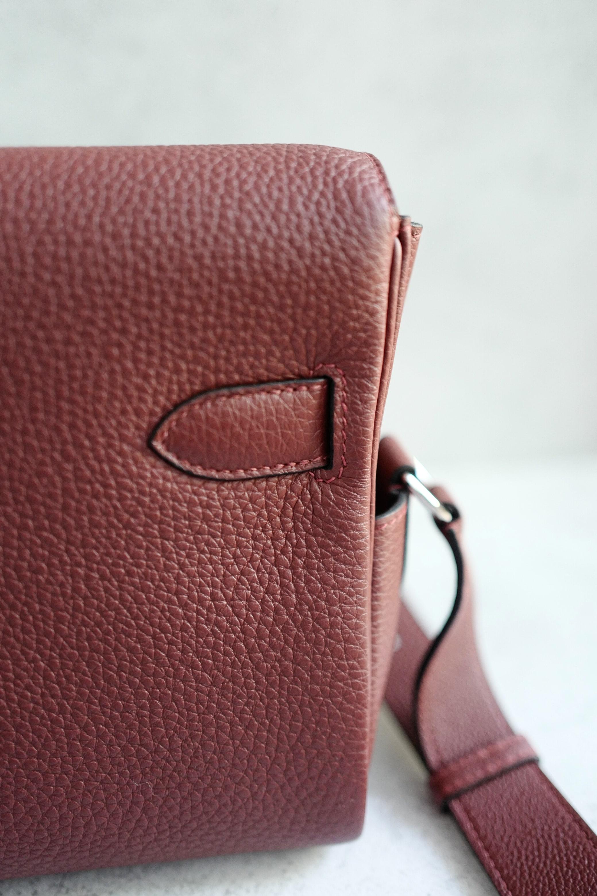 BNIB Hermès Kelly Messenger PM Rouge H Togo Leather Bag with Palladium Hardware im Angebot 10