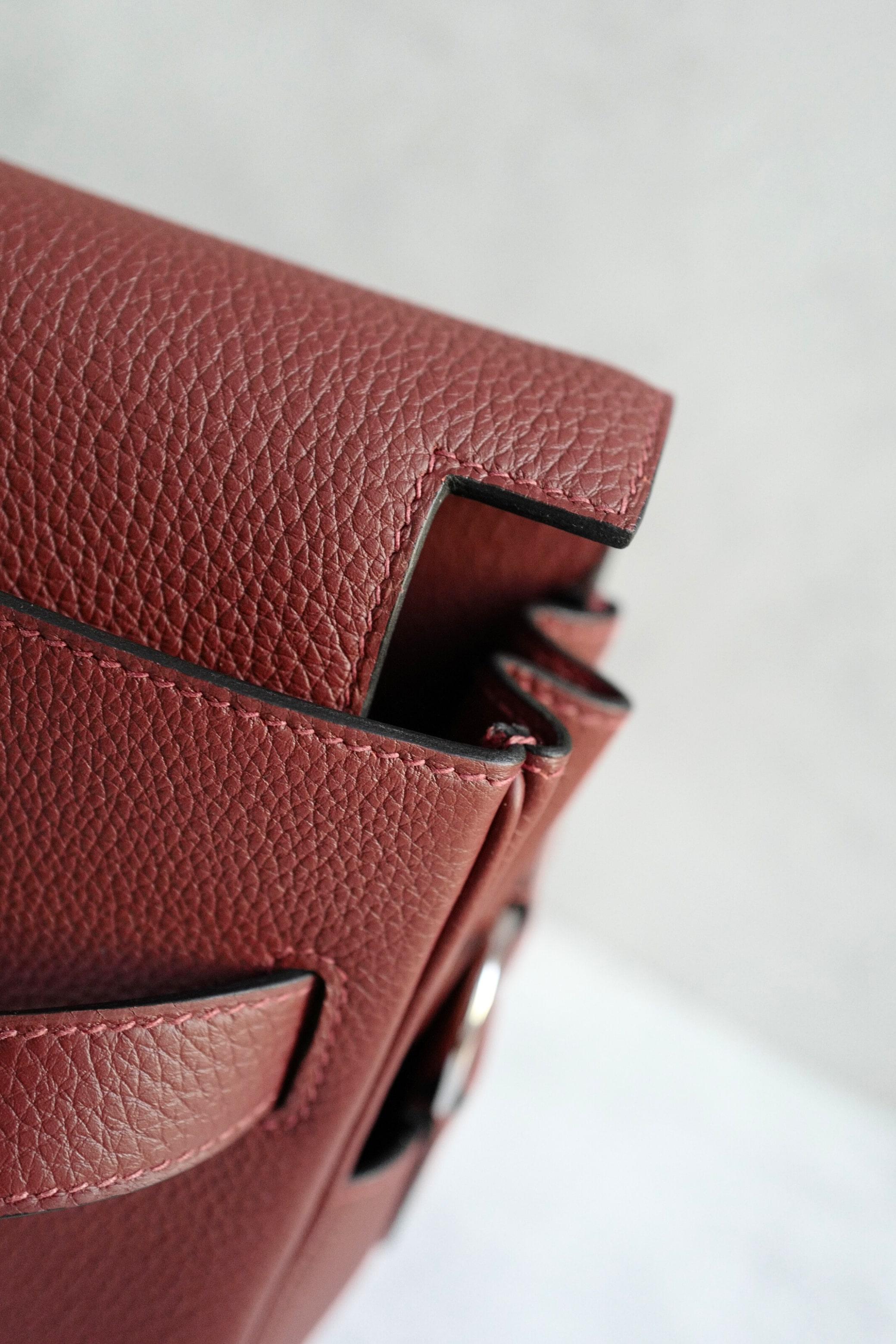 BNIB Hermès Kelly Messenger PM Rouge H Togo Leather Bag with Palladium Hardware im Angebot 11
