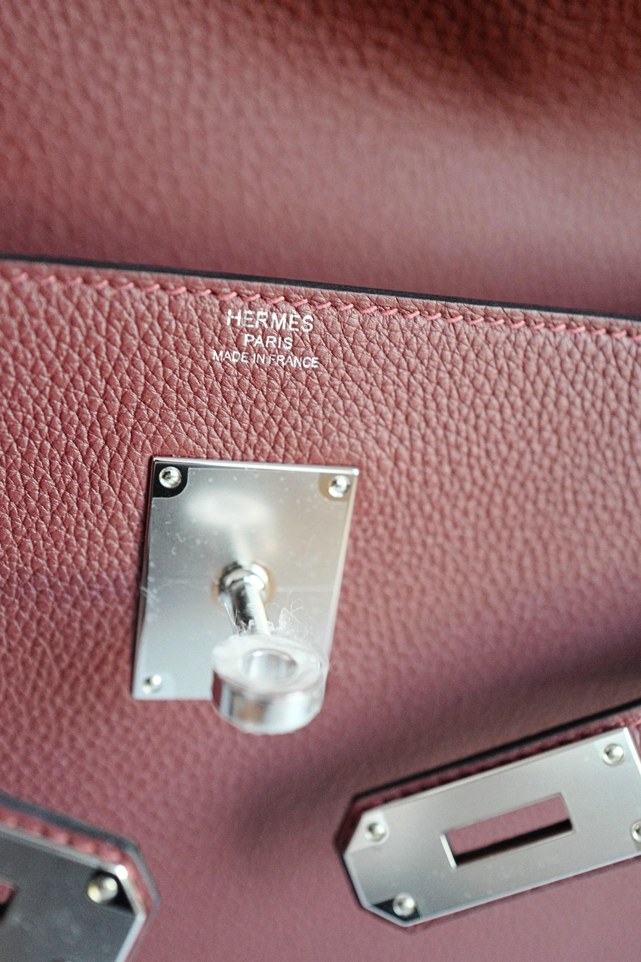 BNIB Hermès Kelly Messenger PM Rouge H Togo Leather Bag with Palladium Hardware im Angebot 12