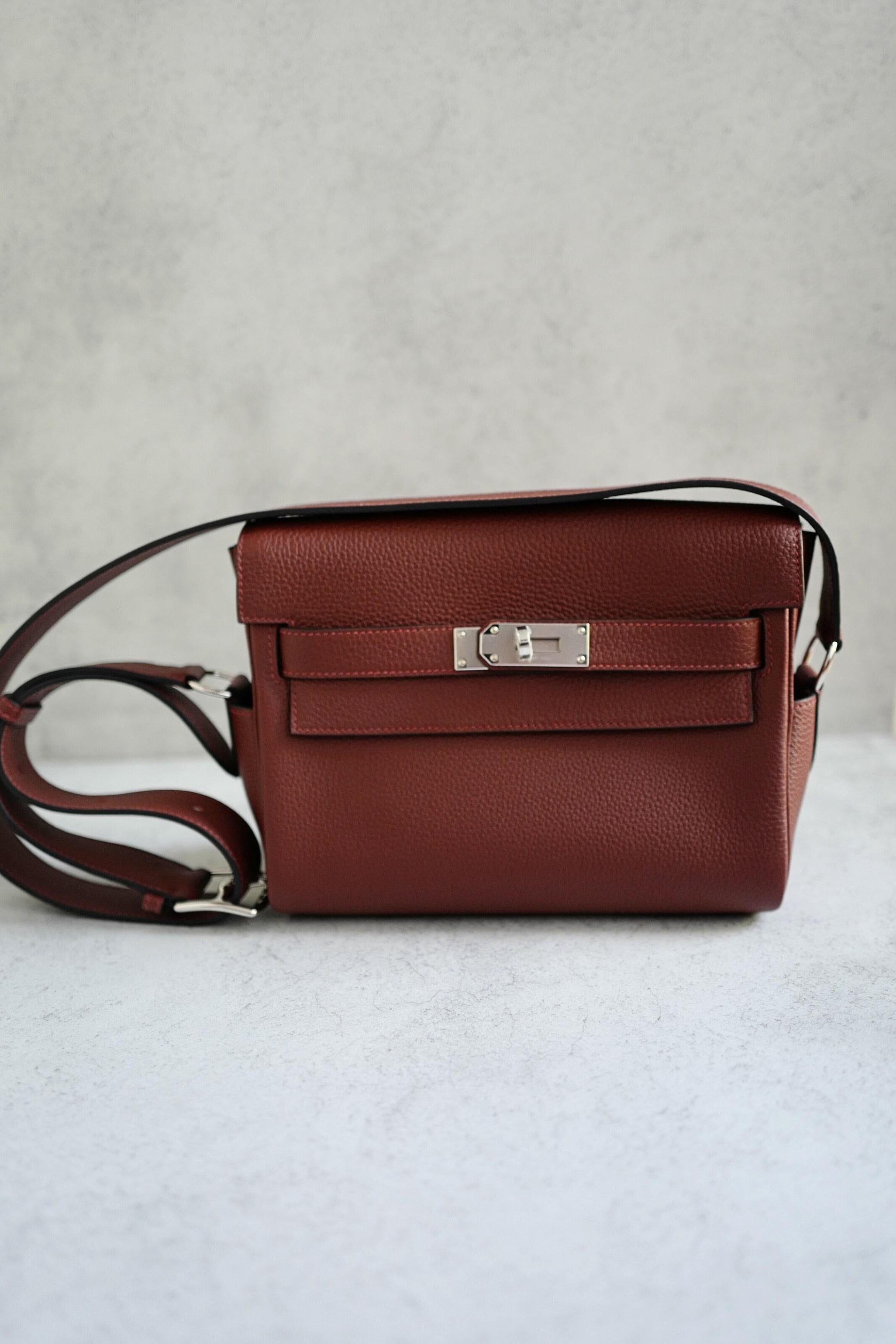 BNIB Hermès Kelly Messenger PM Rouge H Togo Leather Bag with Palladium Hardware im Angebot 13