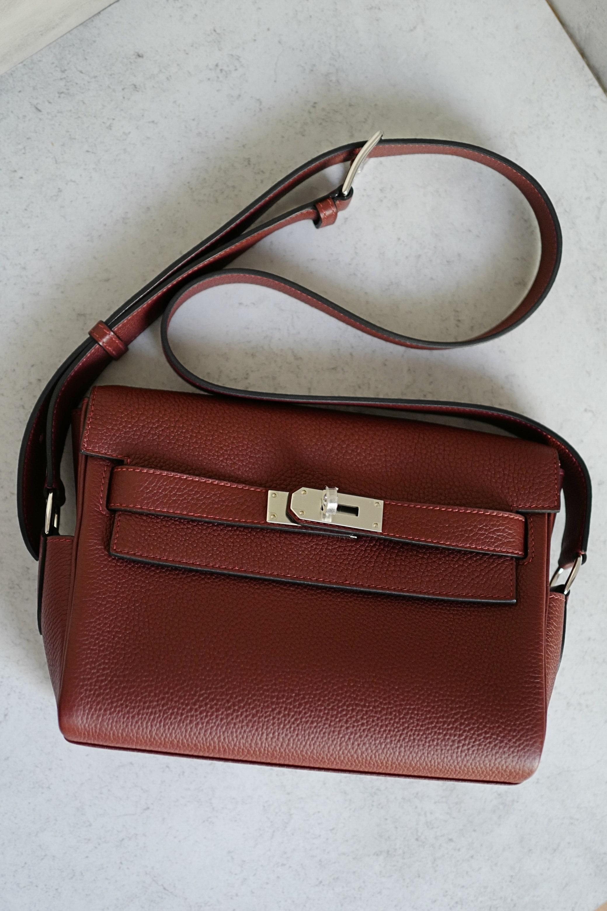 BNIB Hermès Kelly Messenger PM Rouge H Togo Leather Bag with Palladium Hardware im Angebot 14