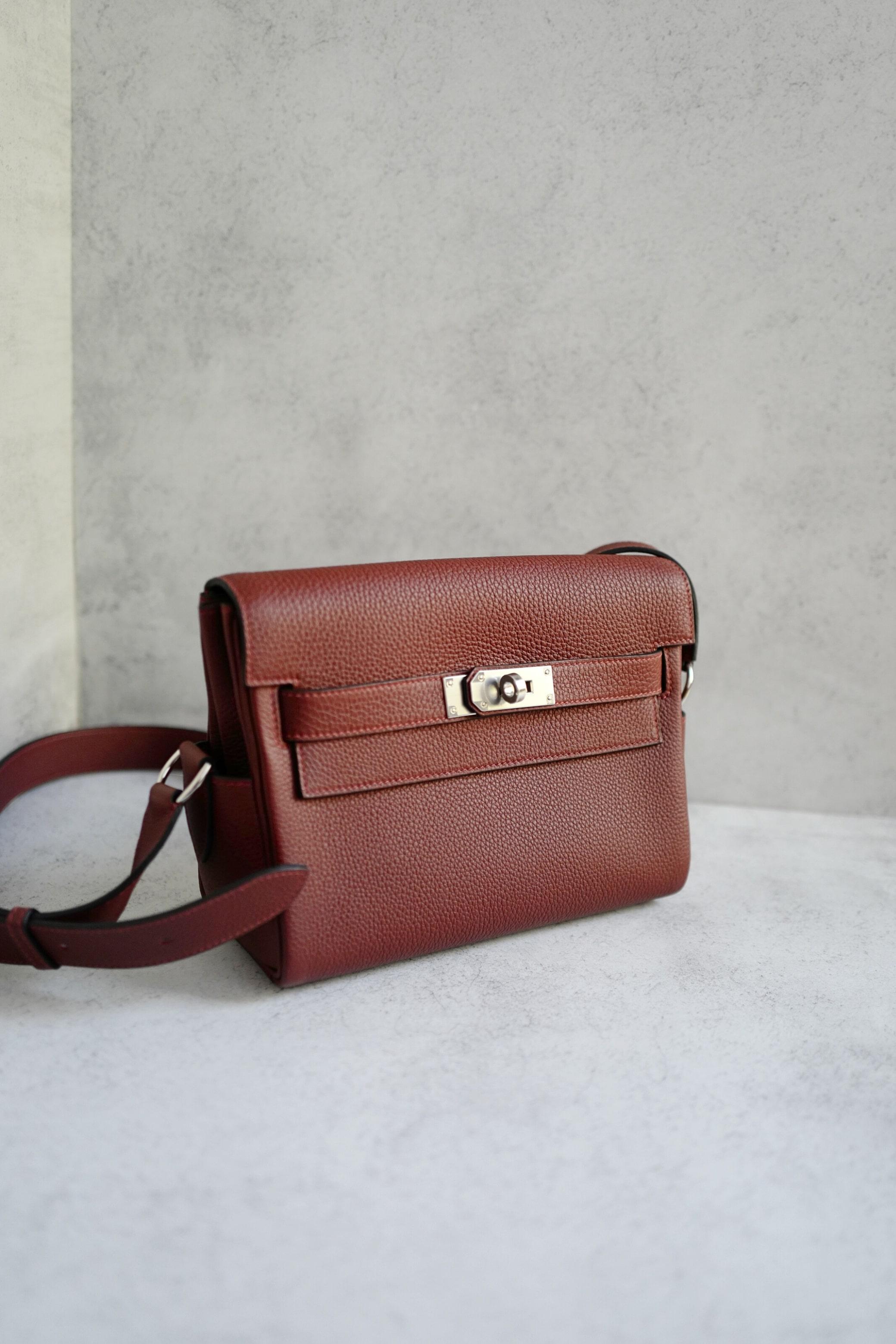 BNIB Hermès Kelly Messenger PM Rouge H Togo Leather Bag with Palladium Hardware im Angebot 15