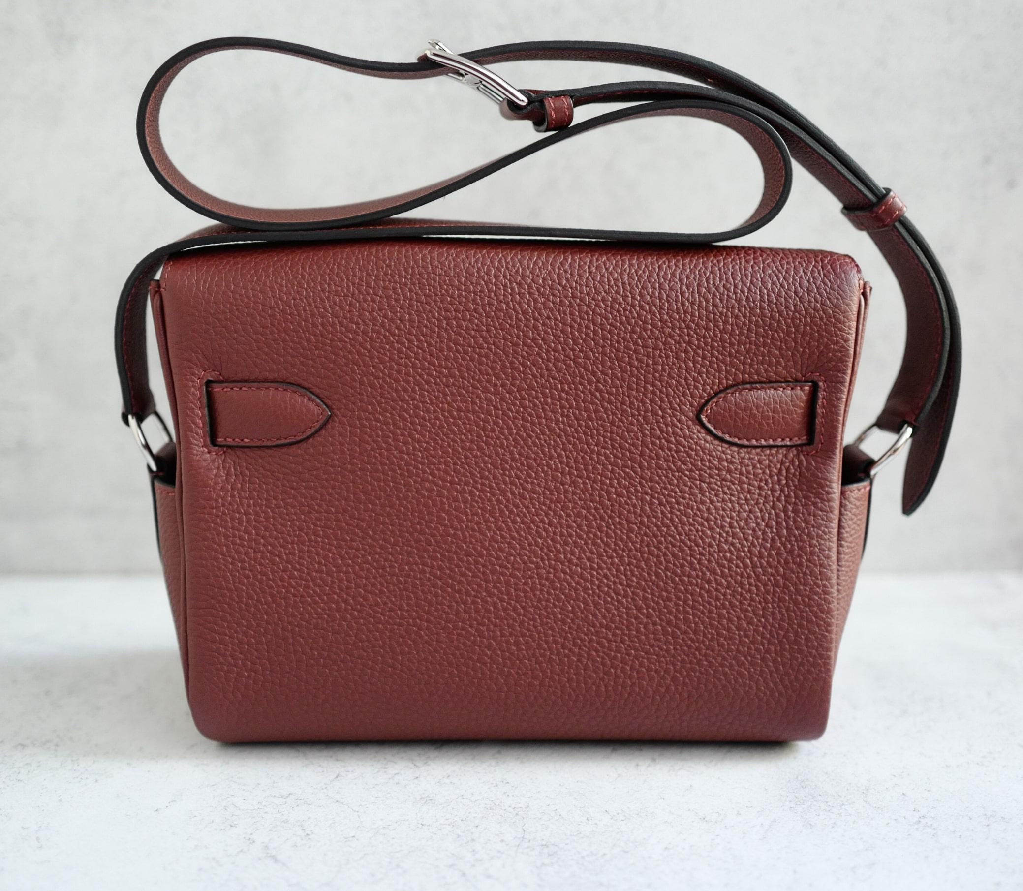 BNIB Hermès Kelly Messenger PM Rouge H Togo Leather Bag with Palladium Hardware (Braun) im Angebot
