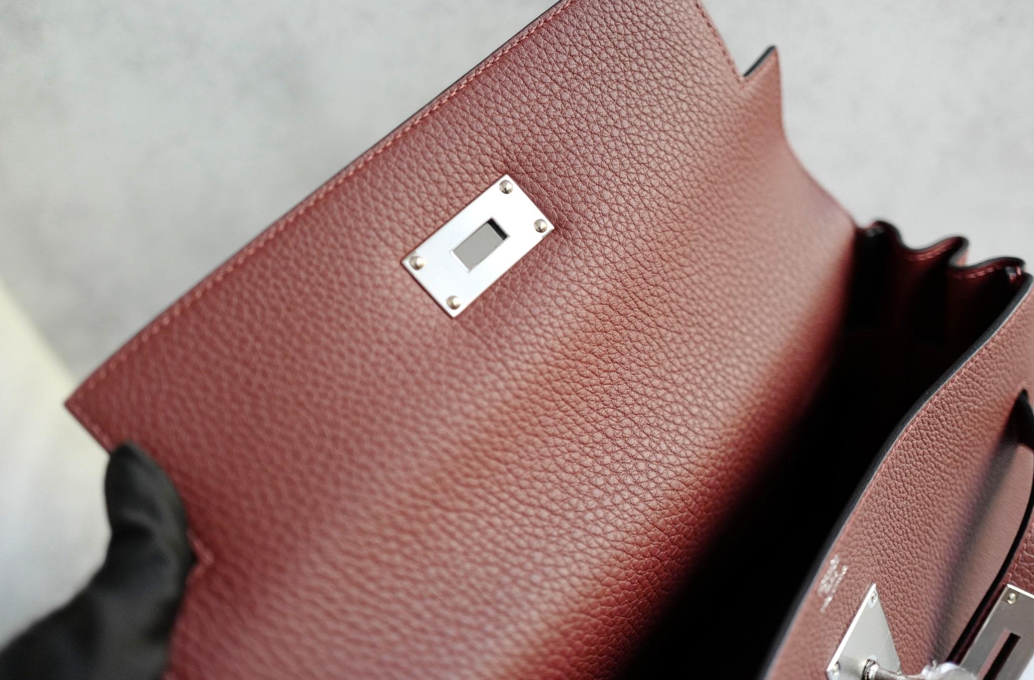 BNIB Hermès Kelly Messenger PM Rouge H Togo Leather Bag with Palladium Hardware im Angebot 2