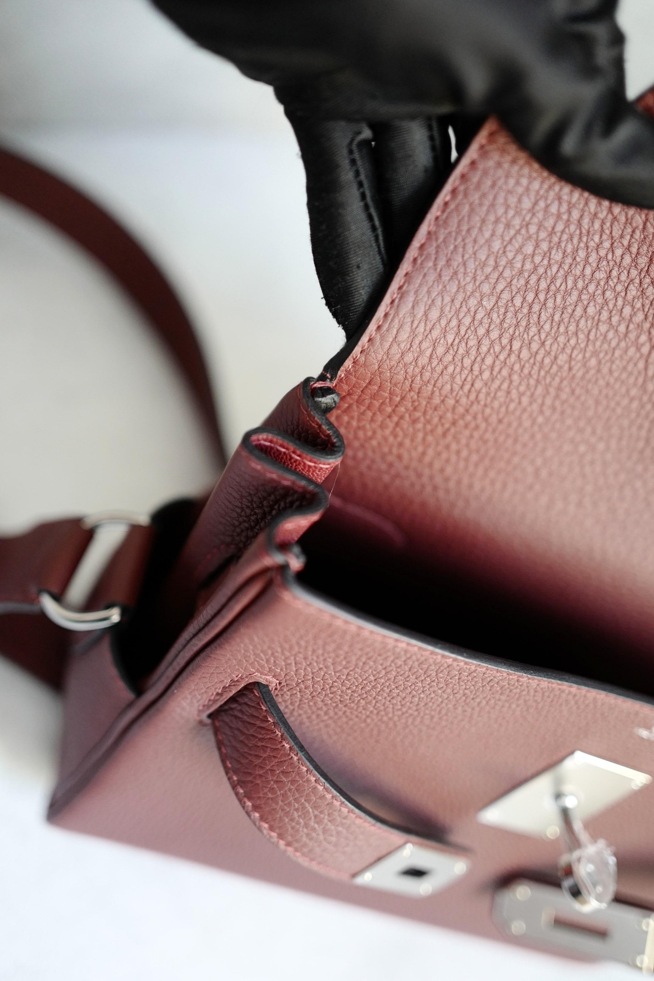 BNIB Hermès Kelly Messenger PM Rouge H Togo Leather Bag with Palladium Hardware im Angebot 3