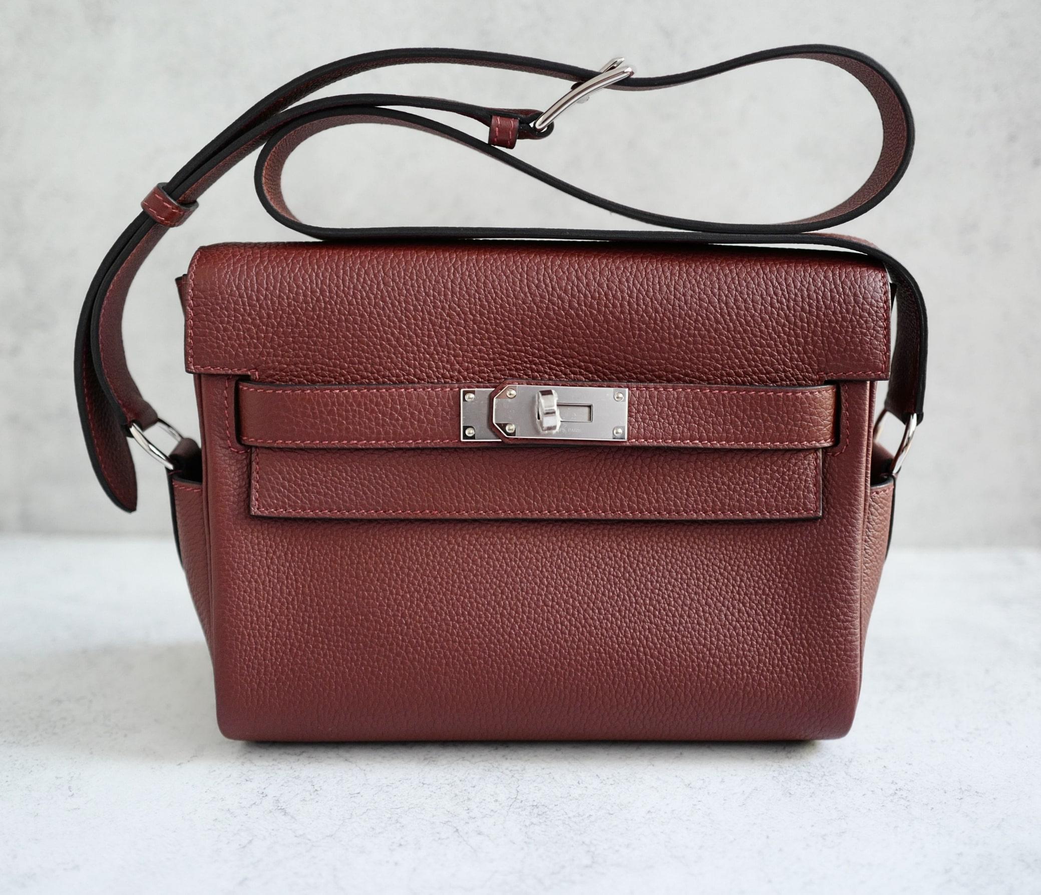 BNIB Hermès Kelly Messenger PM Rouge H Togo Leather Bag with Palladium Hardware im Angebot 4