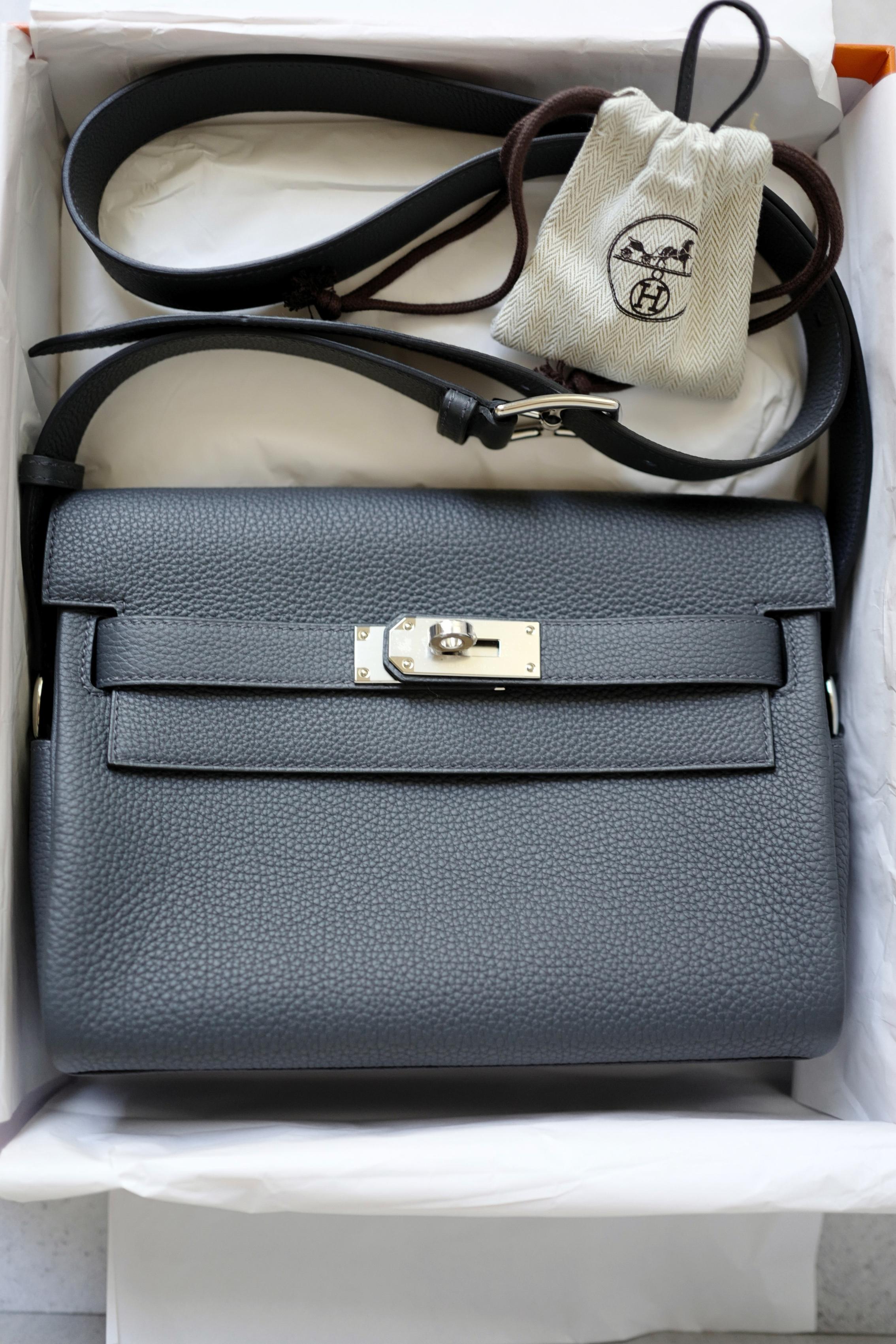 Le Kelly Messenger PM d'Hermès en cuir Veau Togo offre une réinterprétation moderne et polyvalente du design emblématique du Kelly. Fabriqué en cuir de veau souple au grain naturel, ce sac est à la fois léger et résistant, ce qui en fait un choix