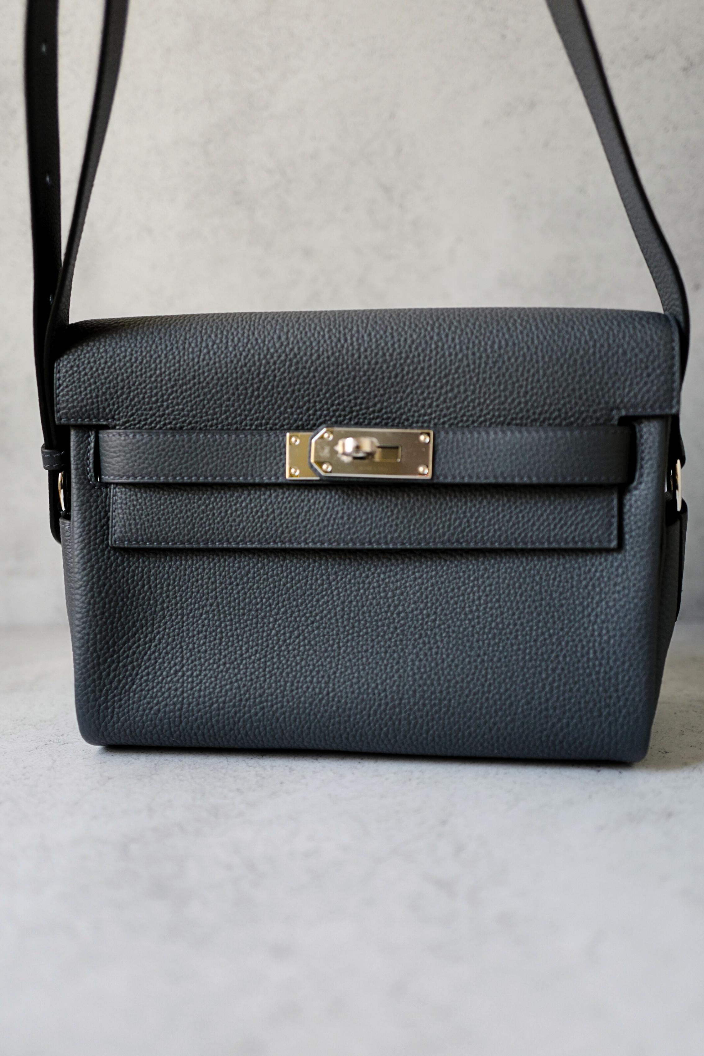 BNIB Hermès Kelly Messenger PM Veau Togo Bag Gris Misty Palladium Hardware K Neuf - En vente à Forest Park, GA