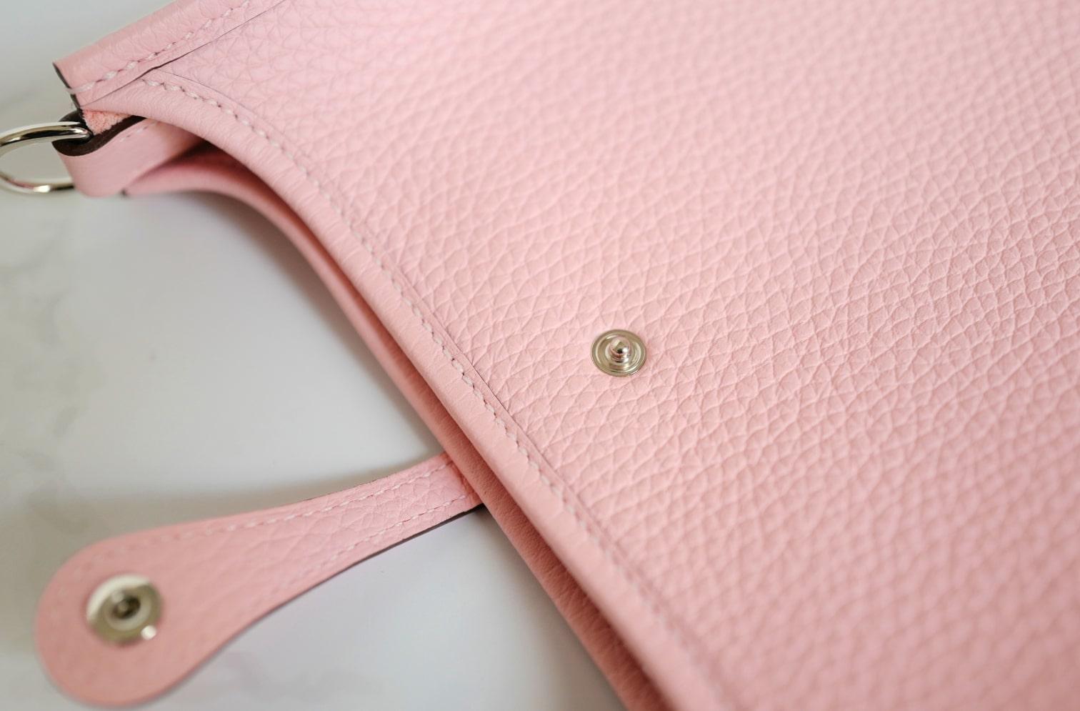 Viola BNIB Hermès Mini Evelyne Bag Rose Sakura Clemence Leather Palladium Hardware in vendita