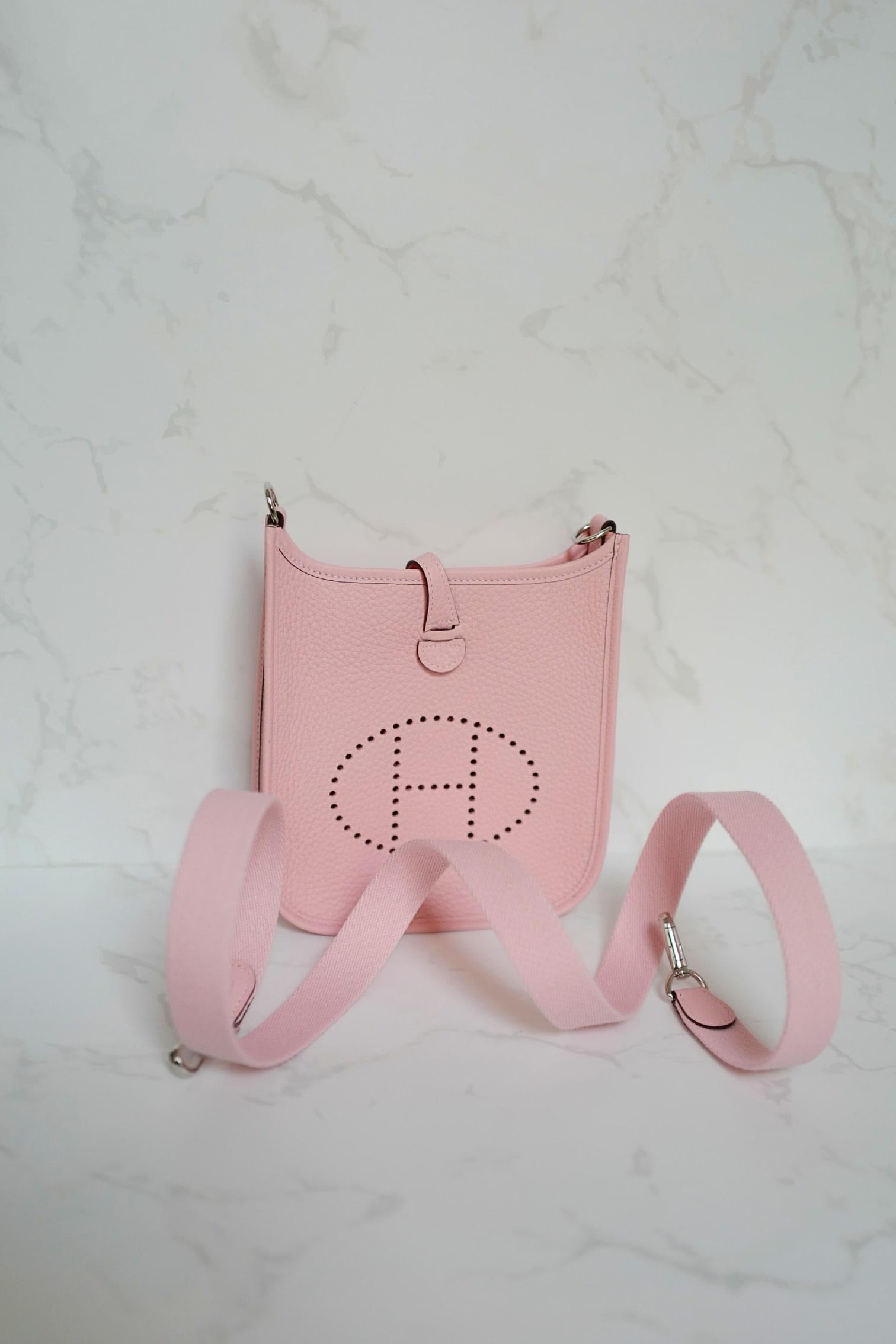BNIB Hermès Mini Evelyne Bag Rose Sakura Clemence Leather Palladium Hardware In condizioni Nuovo in vendita a Forest Park, GA