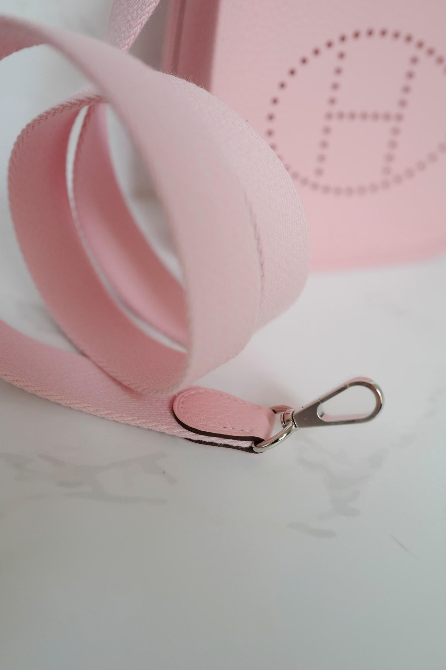Donna BNIB Hermès Mini Evelyne Bag Rose Sakura Clemence Leather Palladium Hardware in vendita