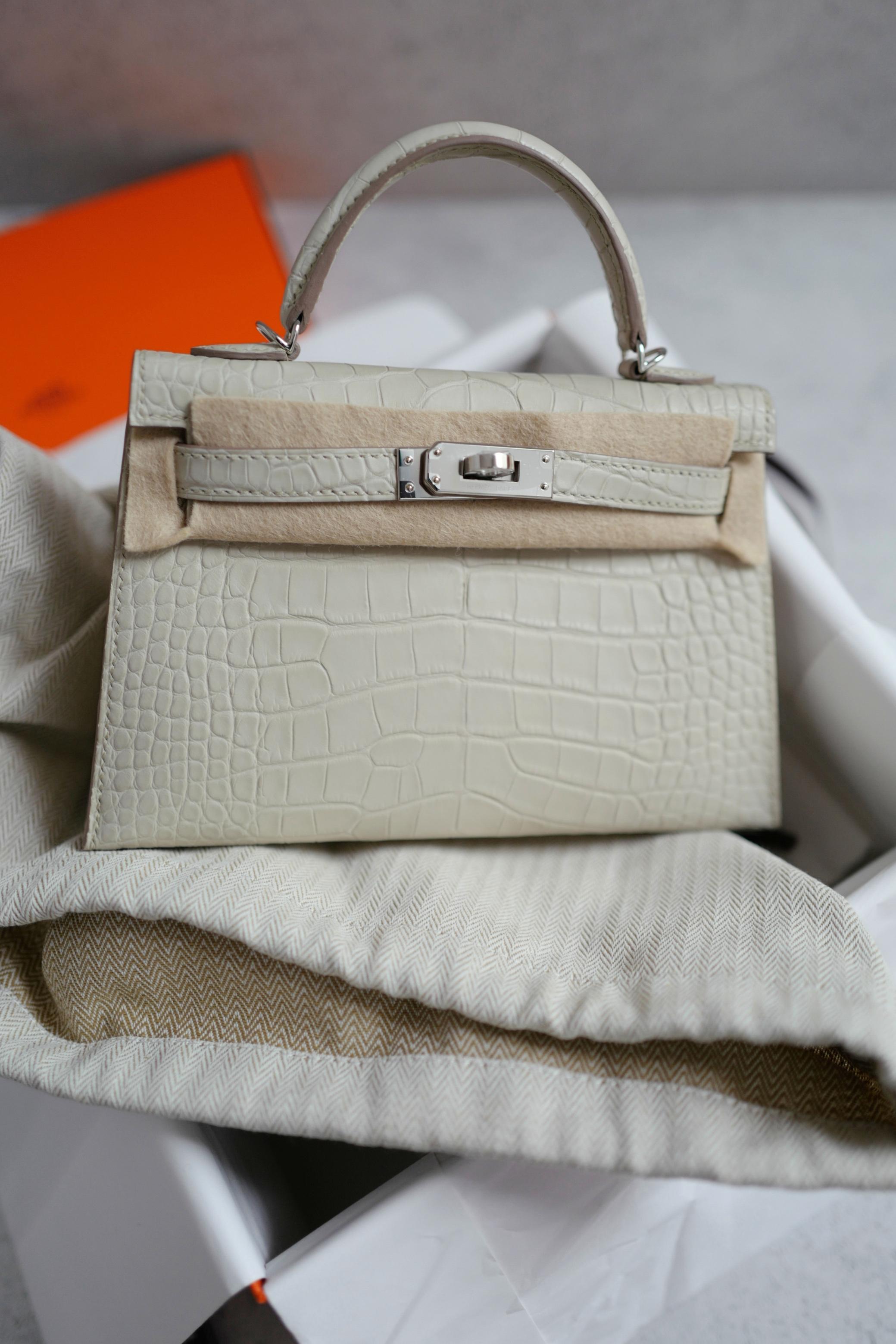 BNIB Hermès Mini Kelly 20 Beton Matte Crocodile with Palladium Hardware Stamp K For Sale 15