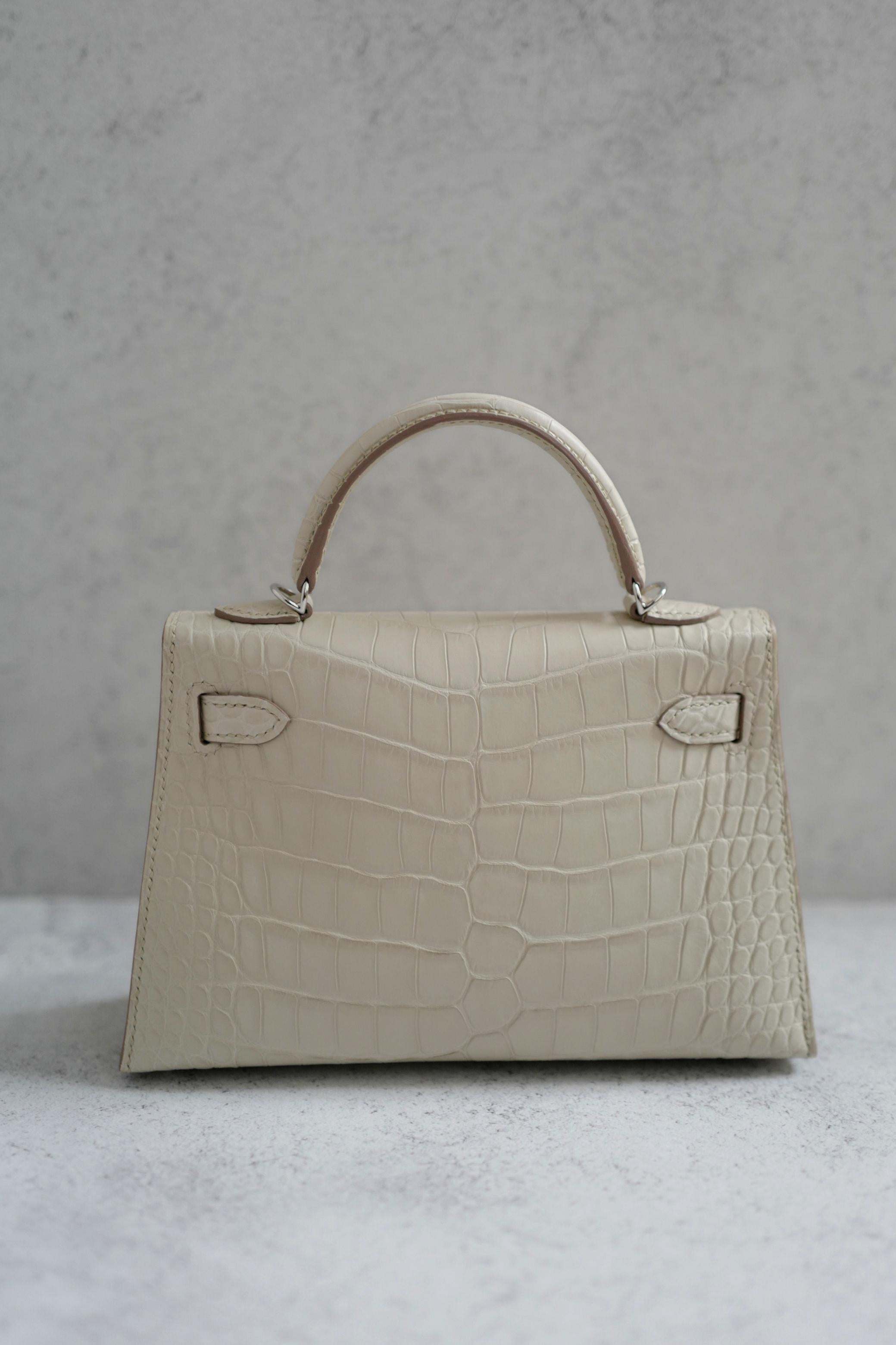 BNIB Hermès Mini Kelly 20 Beton Matte Crocodile with Palladium Hardware Stamp K In New Condition For Sale In Forest Park, GA