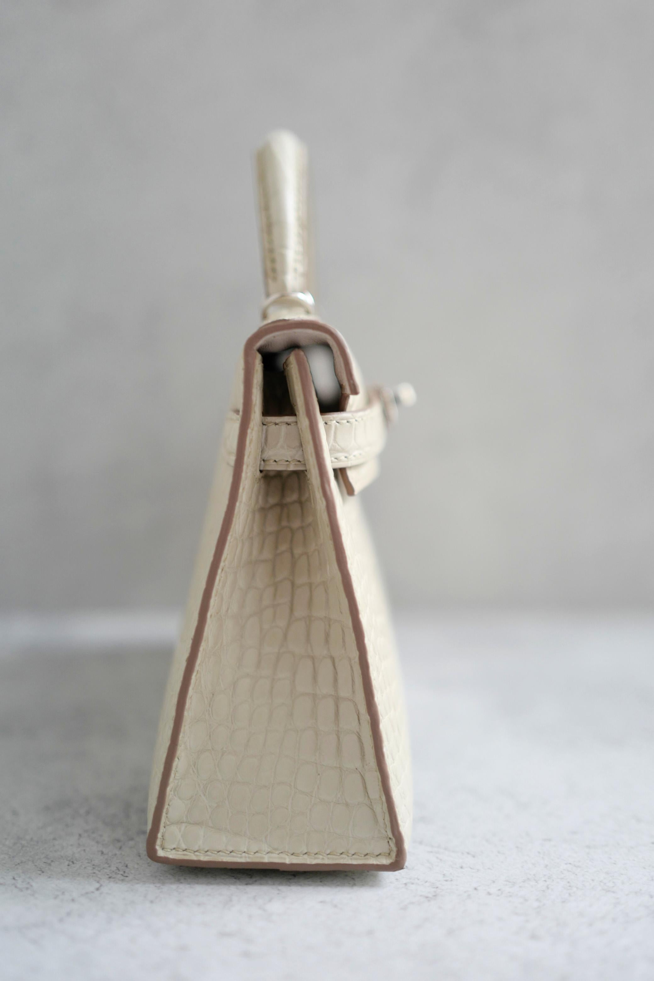 Women's BNIB Hermès Mini Kelly 20 Beton Matte Crocodile with Palladium Hardware Stamp K For Sale