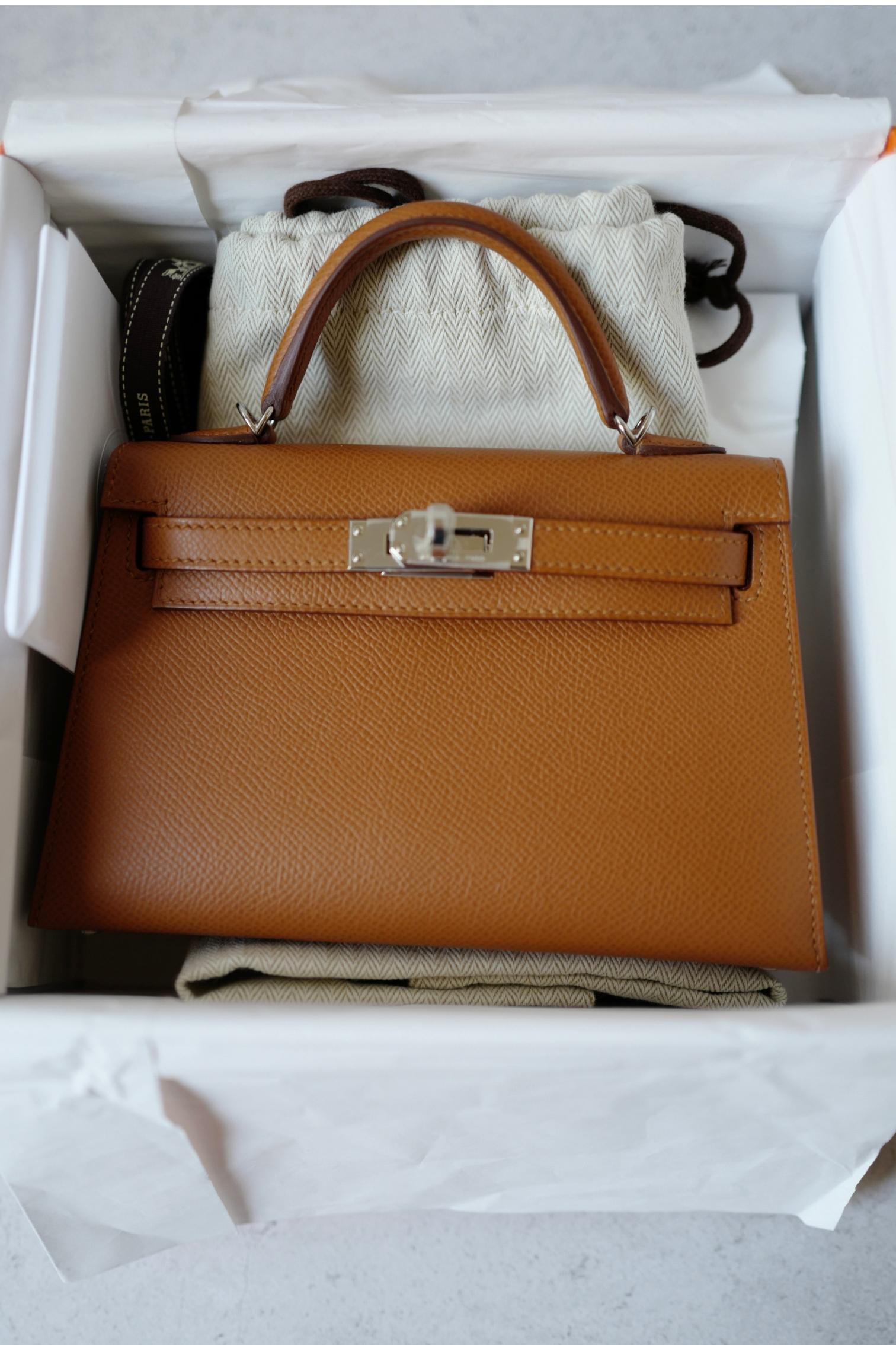 Die Hermès Mini Kelly 20 ist eine der begehrtesten Taschen der Welt - eine perfekte Mischung aus Eleganz und Raffinesse in einer zierlichen Silhouette. Dies ist die Hermès Gold Farbe, eine VIP Special Order (HSS) Tasche, die sich durch den