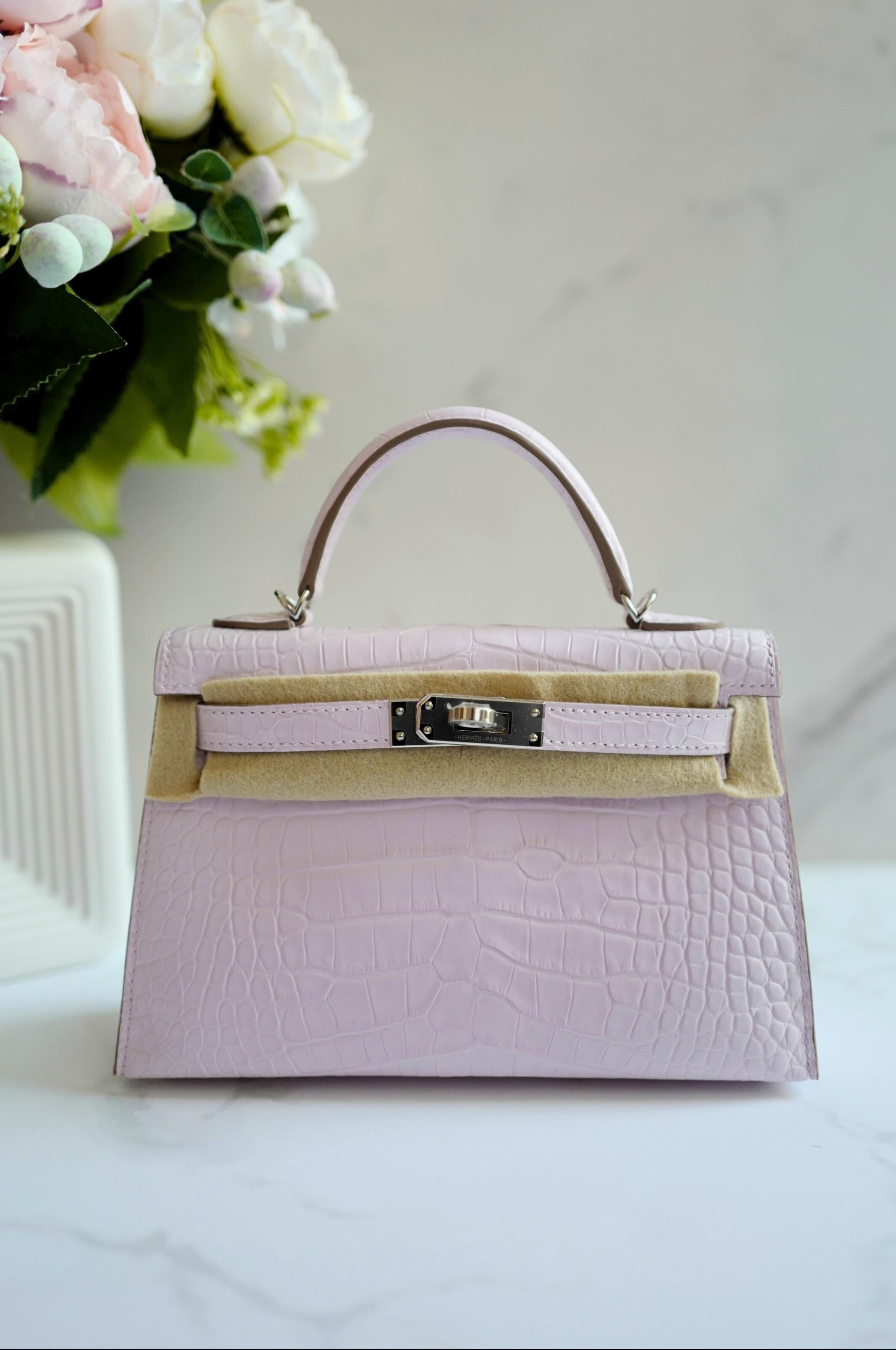 Grigio BNIB Hermès Mini Kelly 20 Mauve Pale Matte Alligator Palladium Hardware K Stamp in vendita