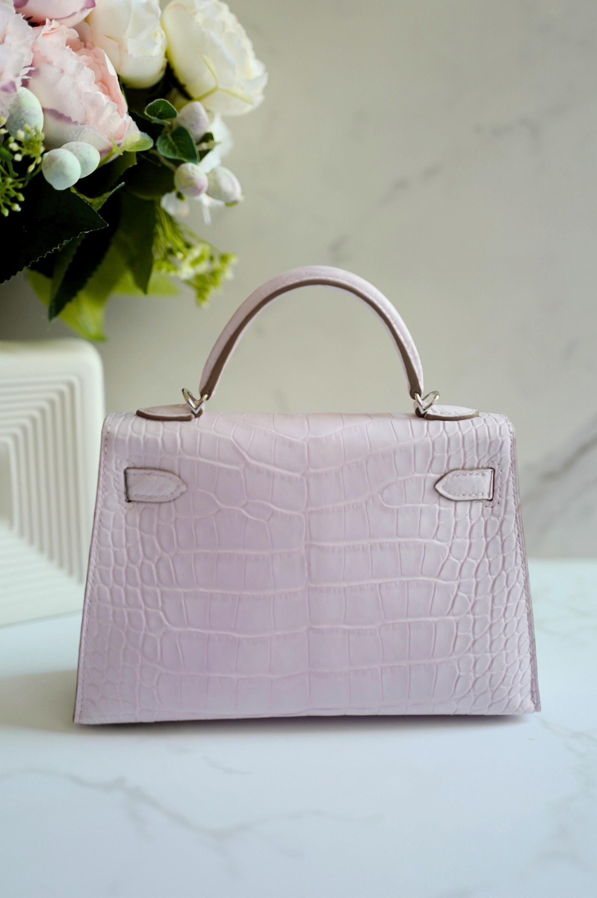 BNIB Hermès Mini Kelly 20 Mauve Pale Matte Alligator Palladium Hardware K Stamp In condizioni Nuovo in vendita a Forest Park, GA