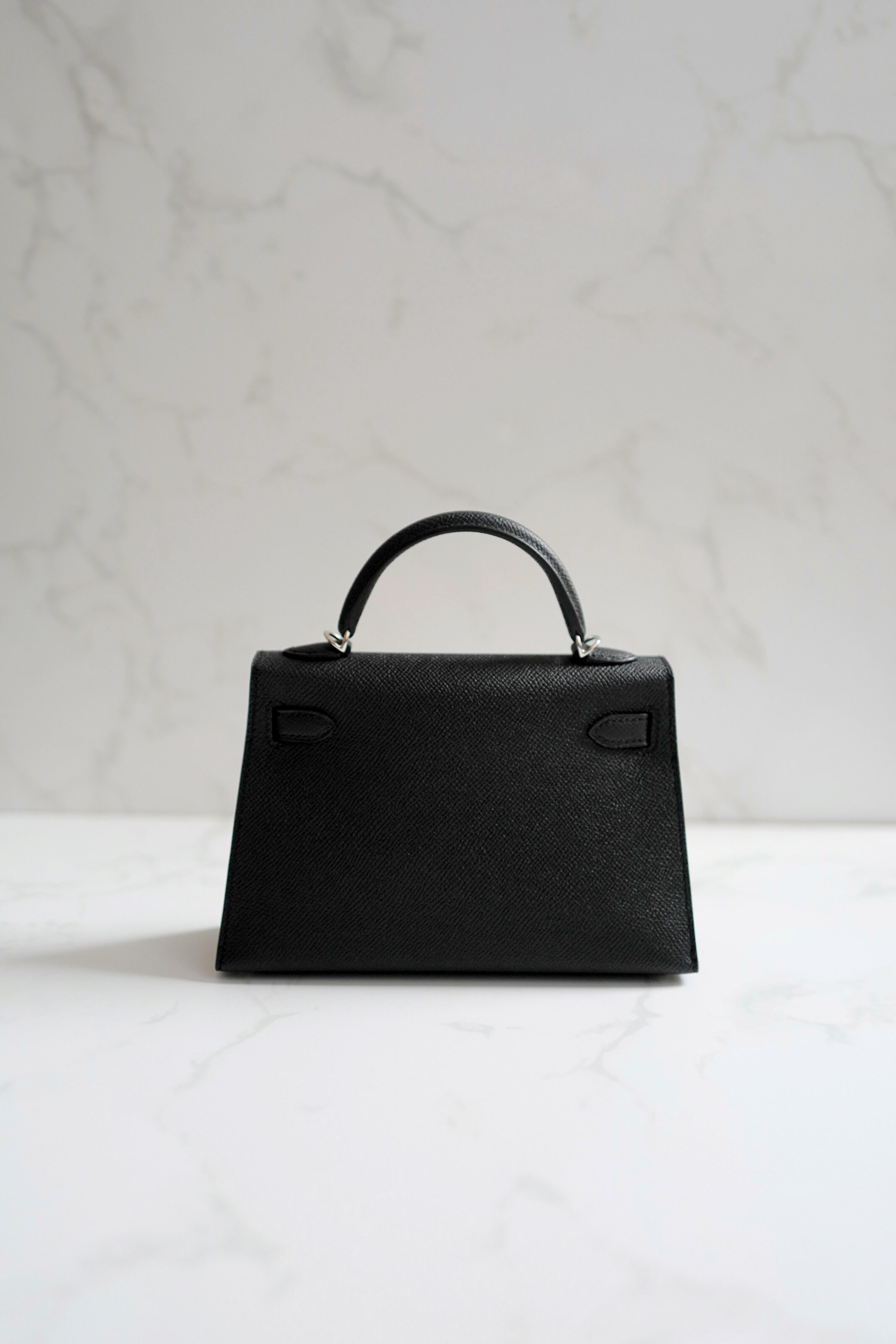 Donna BNIB Hermes Mini Kelly Noir Nero Epsom Electrum Hardware Timbro K 2025 in vendita
