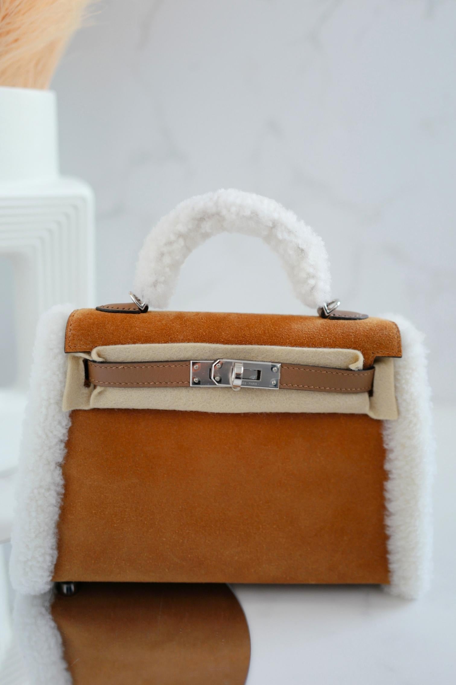 Marrone BNIB Hermès Mini Kelly Teddy Gold/Ecru/Alezan Shearling Suede Palladium Hardware in vendita