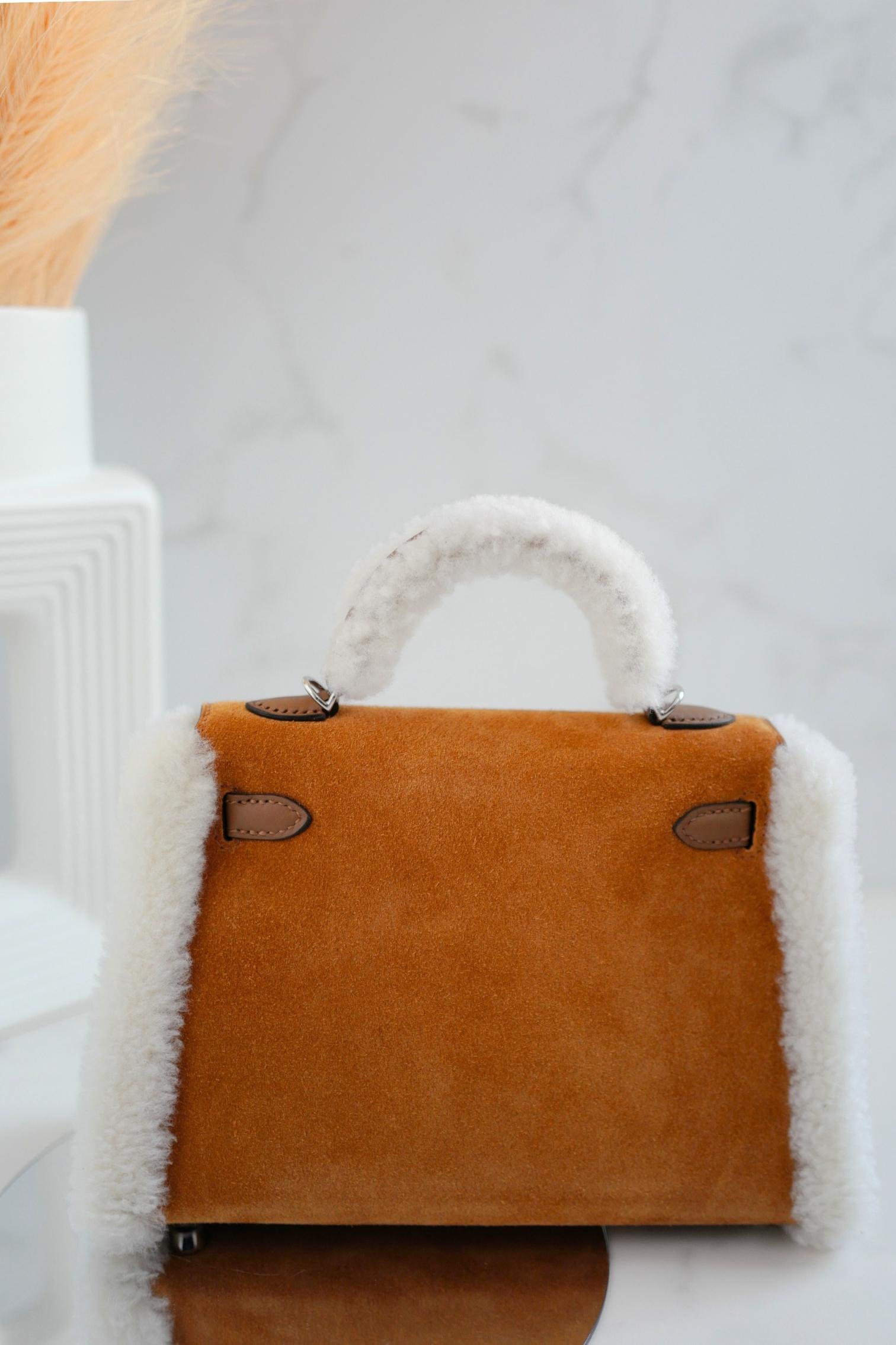 BNIB Hermès Mini Kelly Teddy Gold/Ecru/Alezan Shearling Suede Palladium Hardware In condizioni Nuovo in vendita a Forest Park, GA