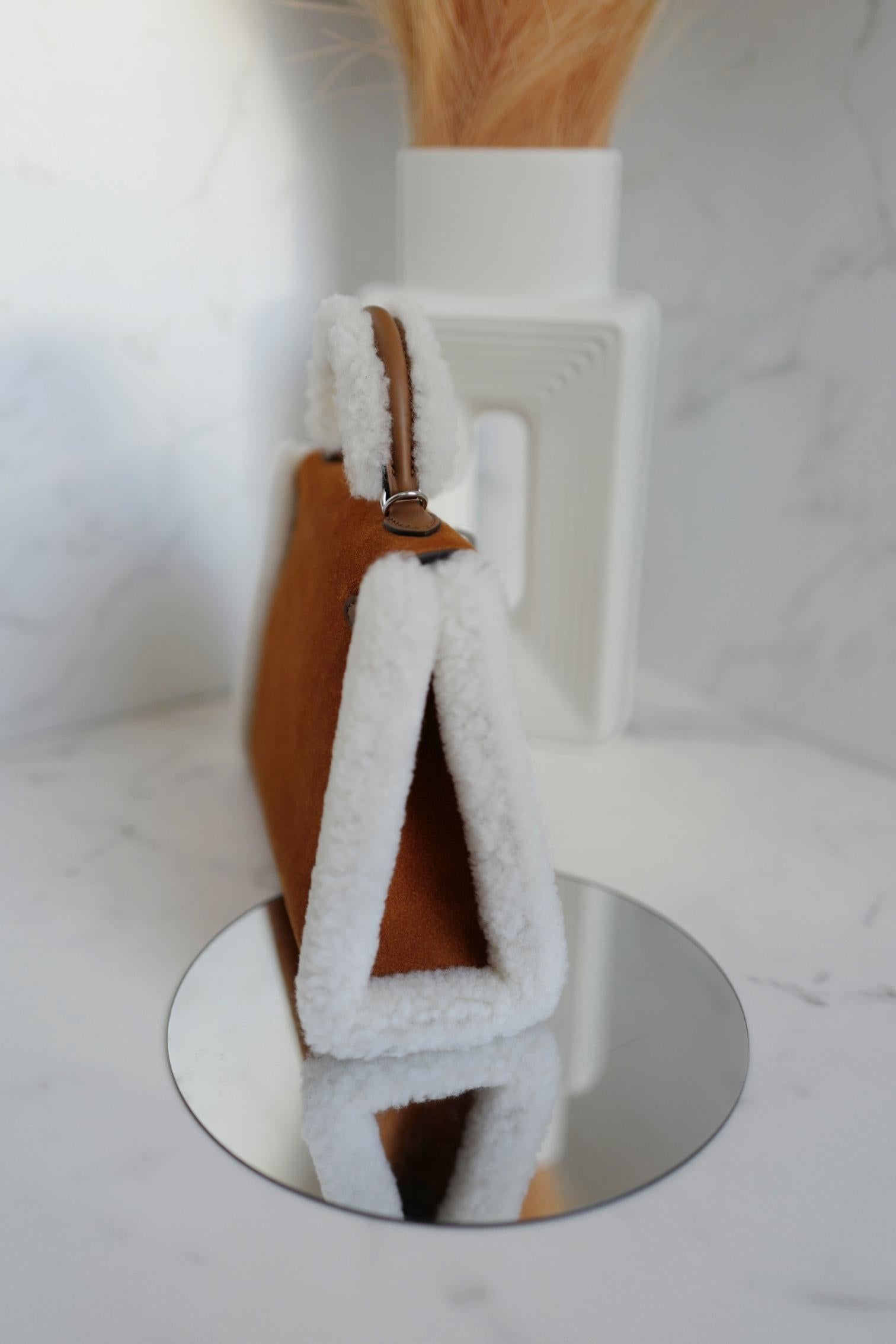 Donna BNIB Hermès Mini Kelly Teddy Gold/Ecru/Alezan Shearling Suede Palladium Hardware in vendita