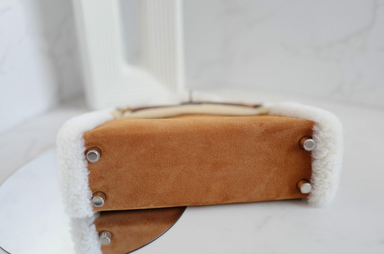 BNIB Hermès Mini Kelly Teddy Gold/Ecru/Alezan Shearling Suede Palladium Hardware in vendita 2
