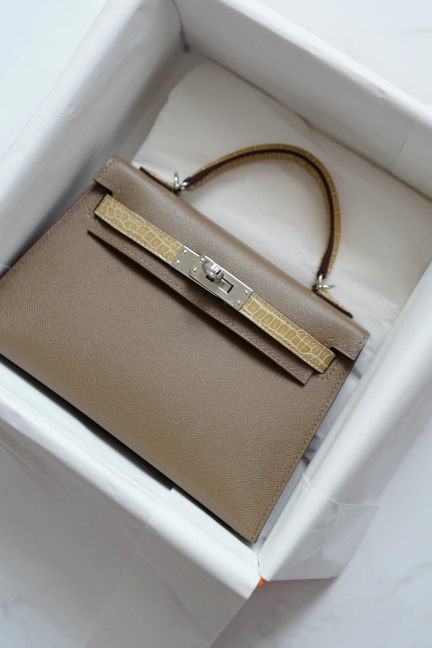 BNIB Hermes Mini Kelly touch Madame/Shiny Alligator in Etoupe Beige Sable PHW en venta 11