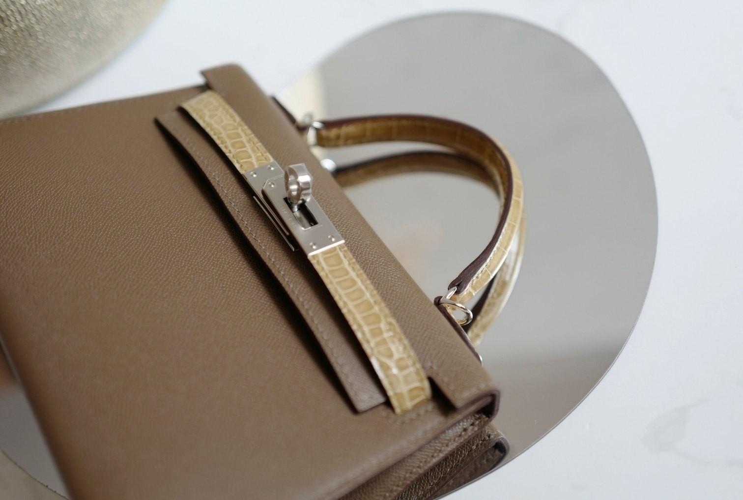 BNIB Hermes Mini Kelly touch Madame/Shiny Alligator in Etoupe Beige Sable PHW en venta 13