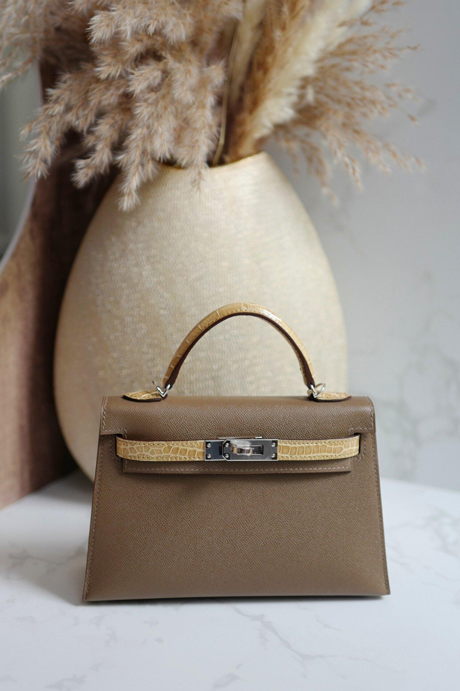 BNIB Hermes Mini Kelly touch Madame/Shiny Alligator in Etoupe Beige Sable PHW en Nuevo estado para la venta en Forest Park, GA