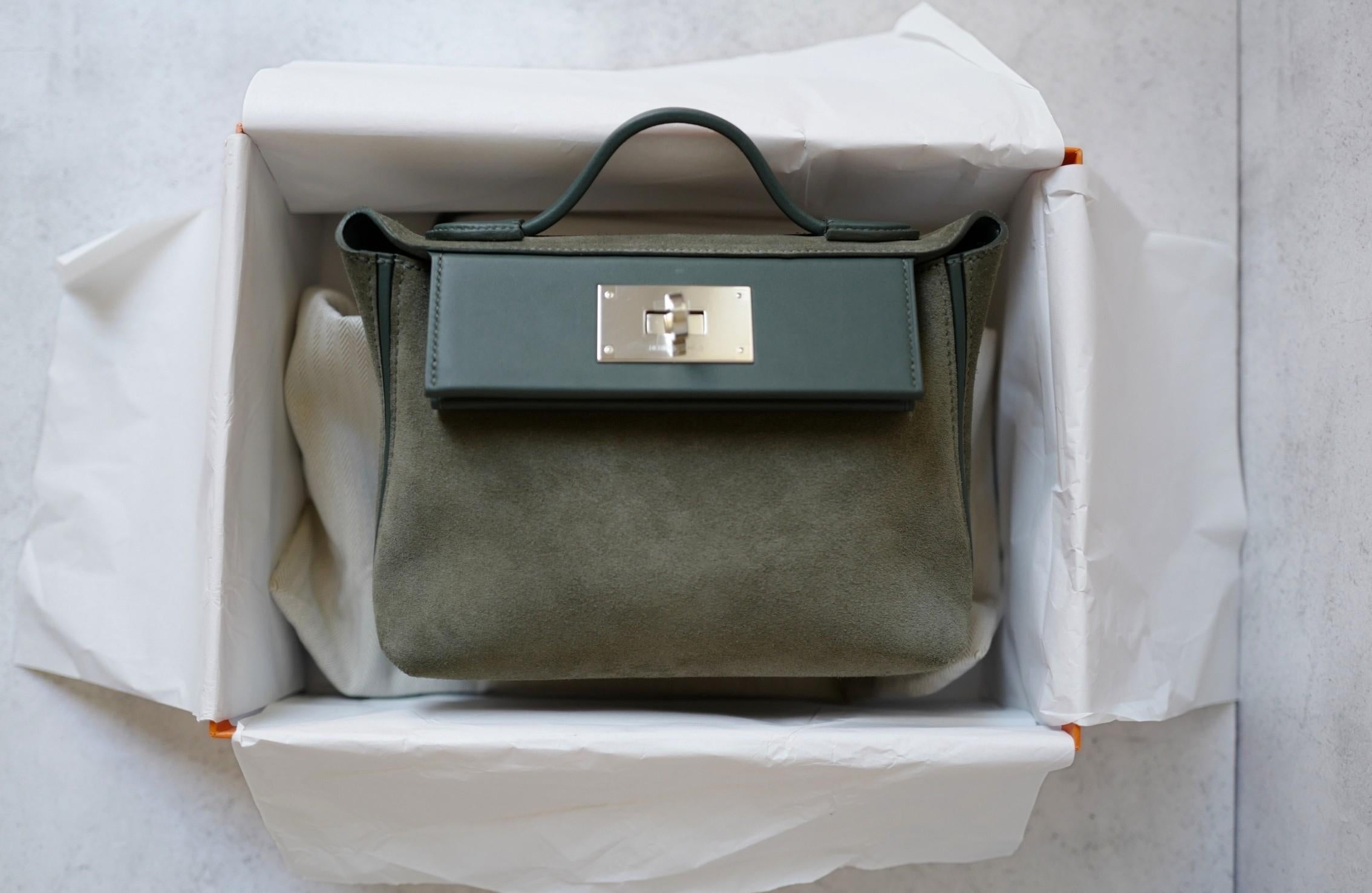 Le Sac 24/24-21 d'Hermès est une création exceptionnelle qui allie élégance et polyvalence dans une forme compacte. Réalisé en daim Veau Grizzly et en cuir lisse Veau Swift, ce modèle offre un contraste saisissant entre texture et structure.
