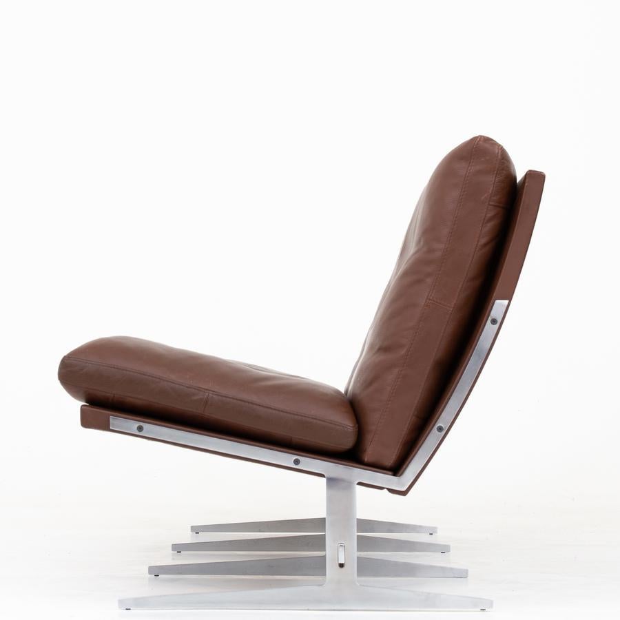 BO 563 - 3-Sitzer-Sofa mit Gestell aus matt verchromtem Stahl und Polstern aus braunem Leder. Hersteller Bo-Ex.