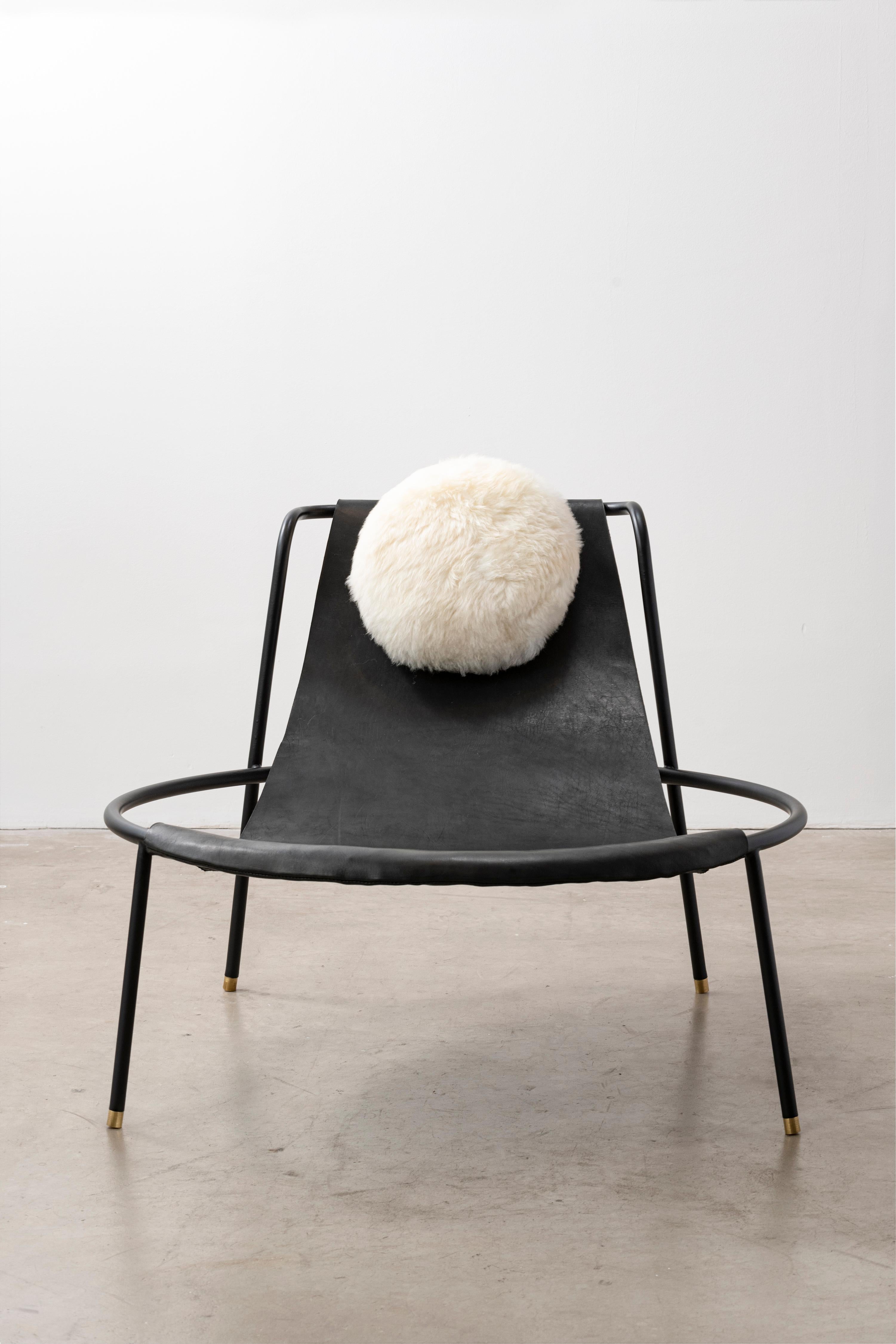 Sillón Bo de Giacomo Tomazzi Studio
Dimensiones: An 97 x Pr 95 x Al 75 cm
Materiales: Estructura de tubo metálico con pintura electrostática en negro y pies de latón, tiene un asiento de cuero y un cojín para la cabeza de piel de oveja. 

SOBRE