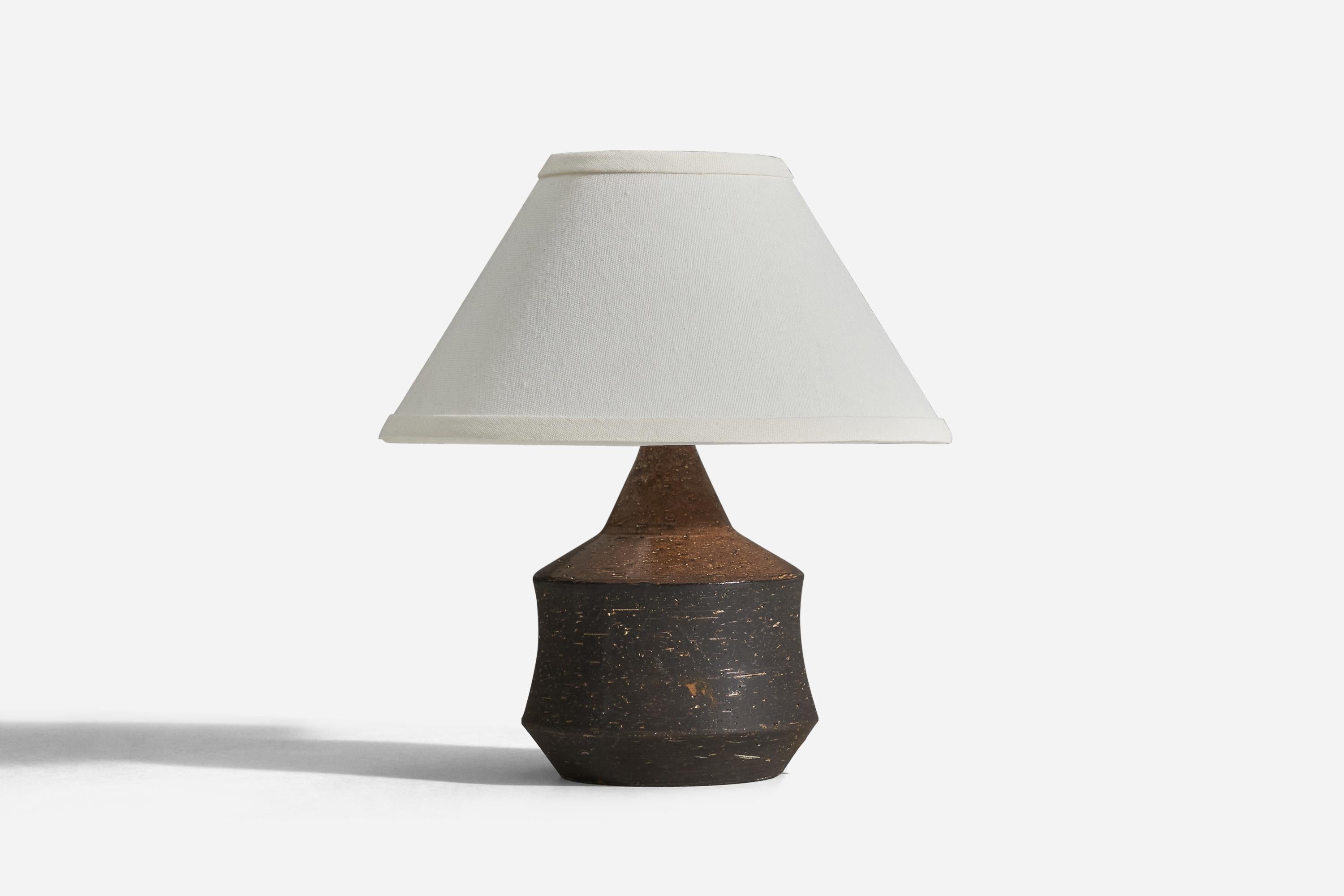 A brown glazed stoneware table lamp designed by Bo Bergström and produced by Svensk Form, Sweden, 1950s.

