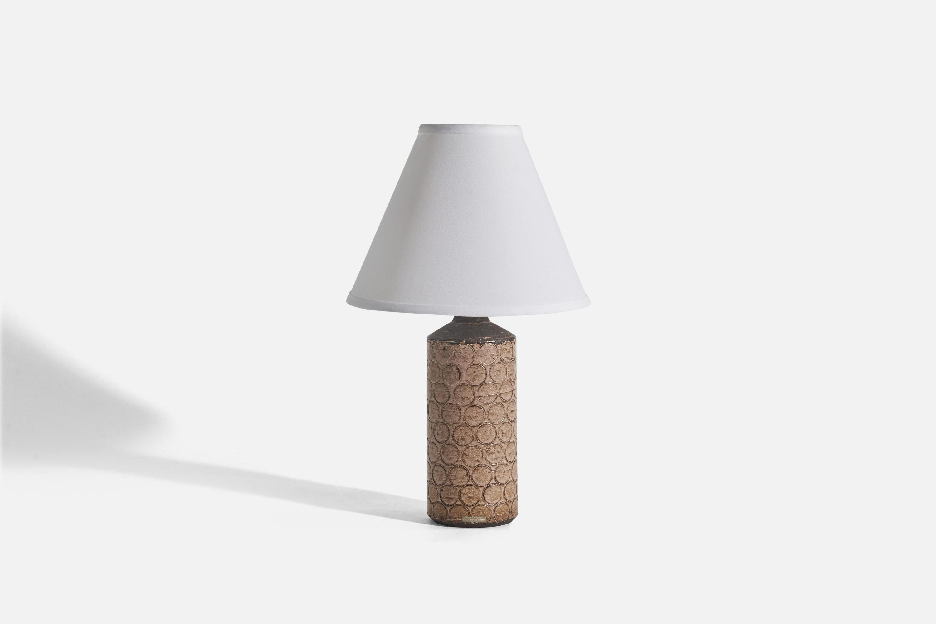 Eine braune, bemalte und glasierte Steingut-Tischlampe, entworfen von Bo Bergström und hergestellt von Svensk Form, Schweden, 1950er Jahre. 

Verkauft ohne Lampenschirm(e).
Abmessungen der Lampe (Zoll) : 12,56 x 3,85 x 3,85 (Höhe x Breite x
