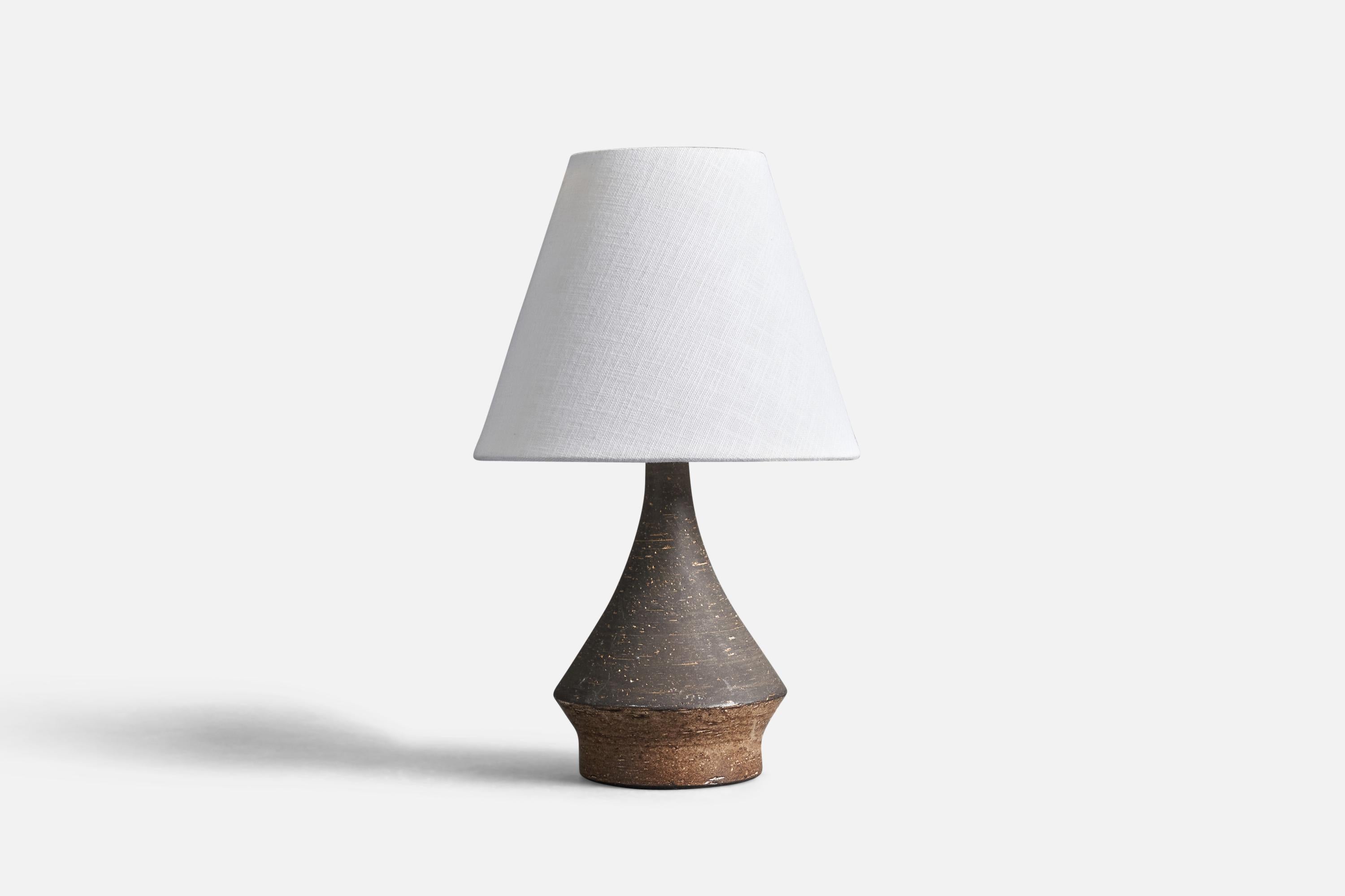 Lámpara de sobremesa de gres diseñada y fabricada por un tal Bo Bergström, Suecia, años sesenta.

Dimensiones de la lámpara (pulgadas) : 9,3 x 4,8 x 4,8 (Alto x Ancho x Fondo)
Dimensiones de la pantalla (pulgadas) : 4 x 8 x 6,5 (Diámetro superior