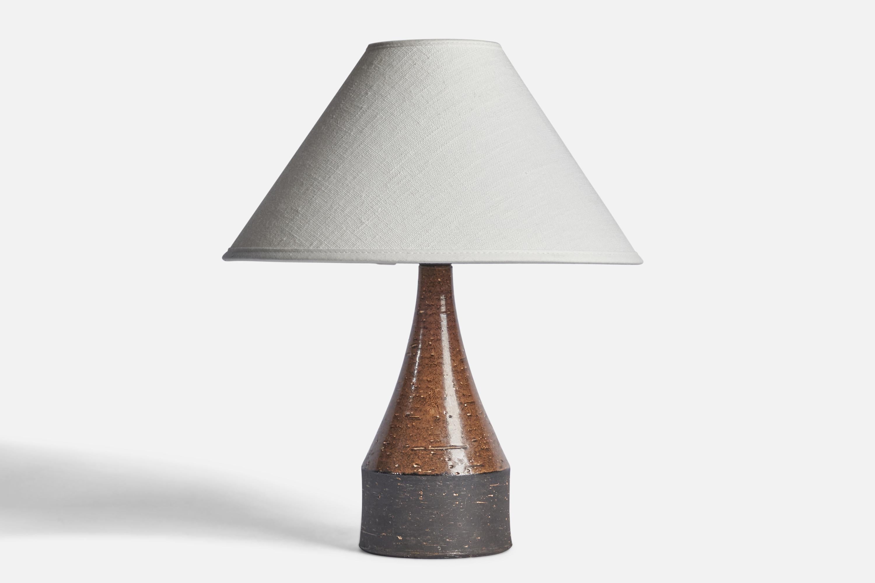 Tischlampe aus braunem und schwarz glasiertem Steingut, entworfen und hergestellt von Bo Bergström, Schweden, 1960er Jahre.

Abmessungen der Lampe (Zoll): 9