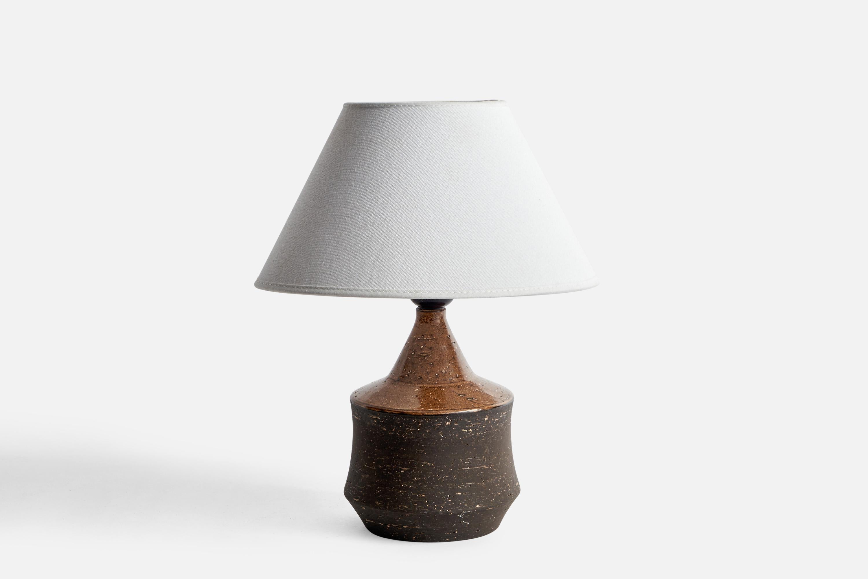 A brown and black-glazed stoneware table lamp designed and produced by Bo Bergström, Sweden, 1960s.

Dimensions of Lamp (inches): 8.75” H x 5.2” Diameter
Dimensions of Shade (inches): 4.5” Top Diameter x 10” Bottom Diameter x 5.25” H
Dimensions of