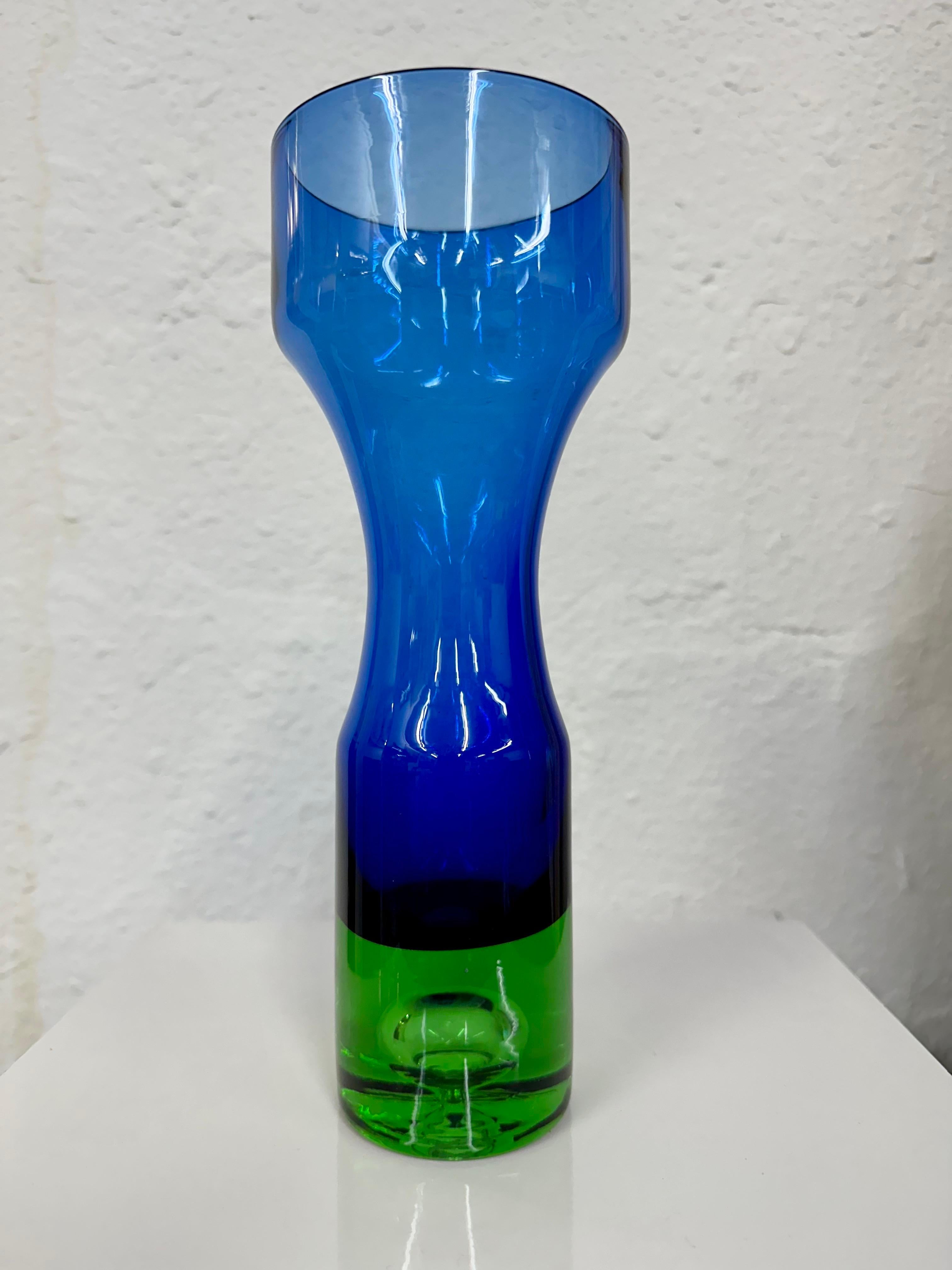 Vaso in vetro traslucido di metà secolo The Modern Scandinavian Art Glass di Bo Borgström per Åseda Sweden, circa 1960. Fondo verde con bolla decorativa interna e corpo blu brillante. Nel complesso ottime condizioni d'epoca, leggeri segni, il più