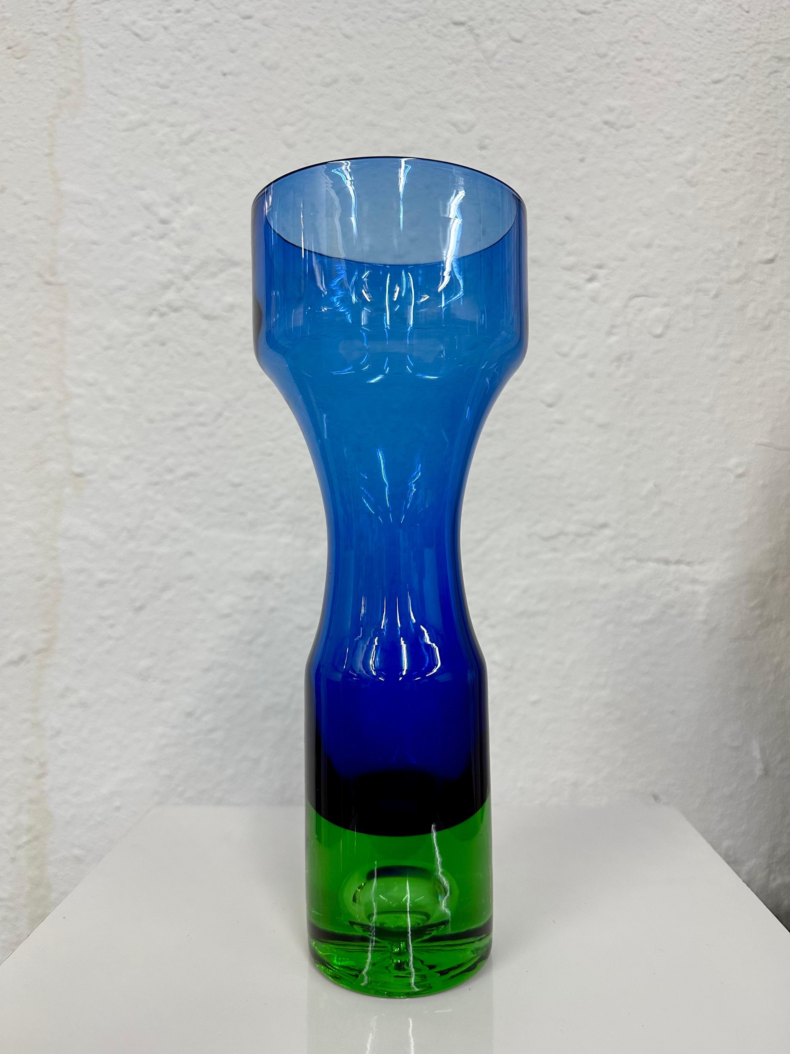 Svedese Bo Borgström per Åseda Vaso in vetro artistico svedese della metà del secolo scorso, Blu e Verde in vendita
