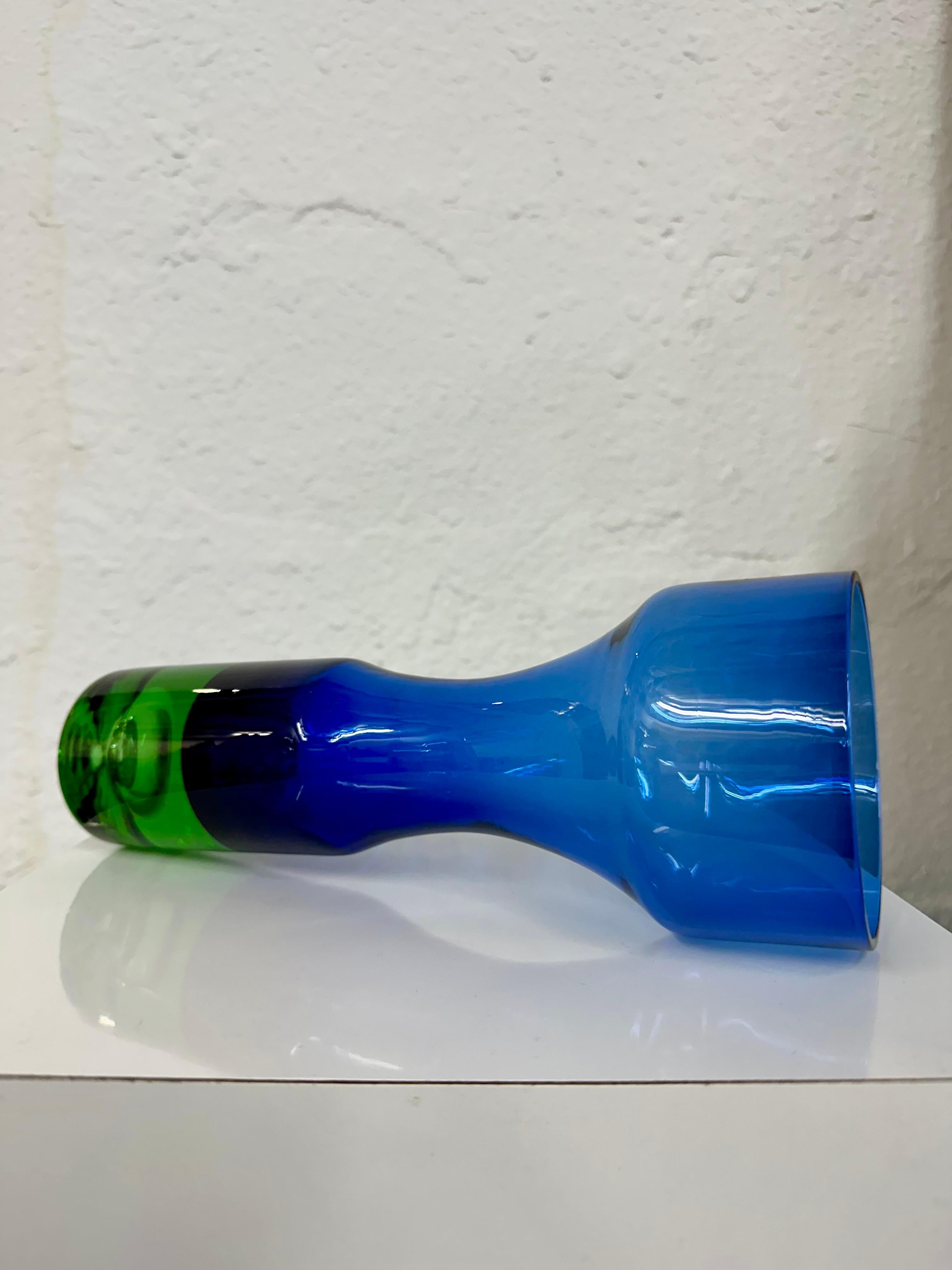 XX secolo Bo Borgström per Åseda Vaso in vetro artistico svedese della metà del secolo scorso, Blu e Verde in vendita
