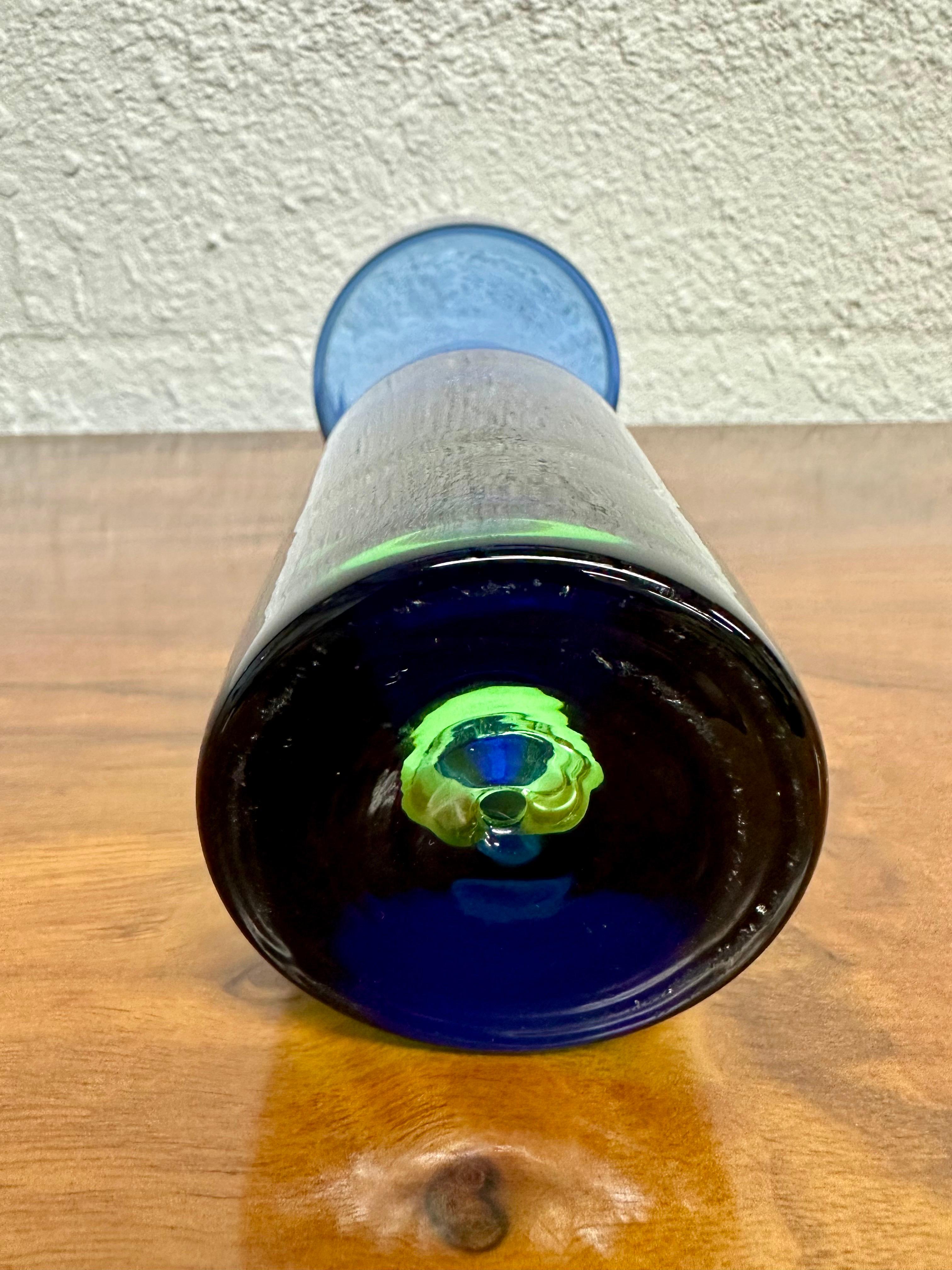 Vetro artistico Bo Borgström per Åseda Vaso in vetro artistico svedese della metà del secolo scorso, Blu e Verde in vendita
