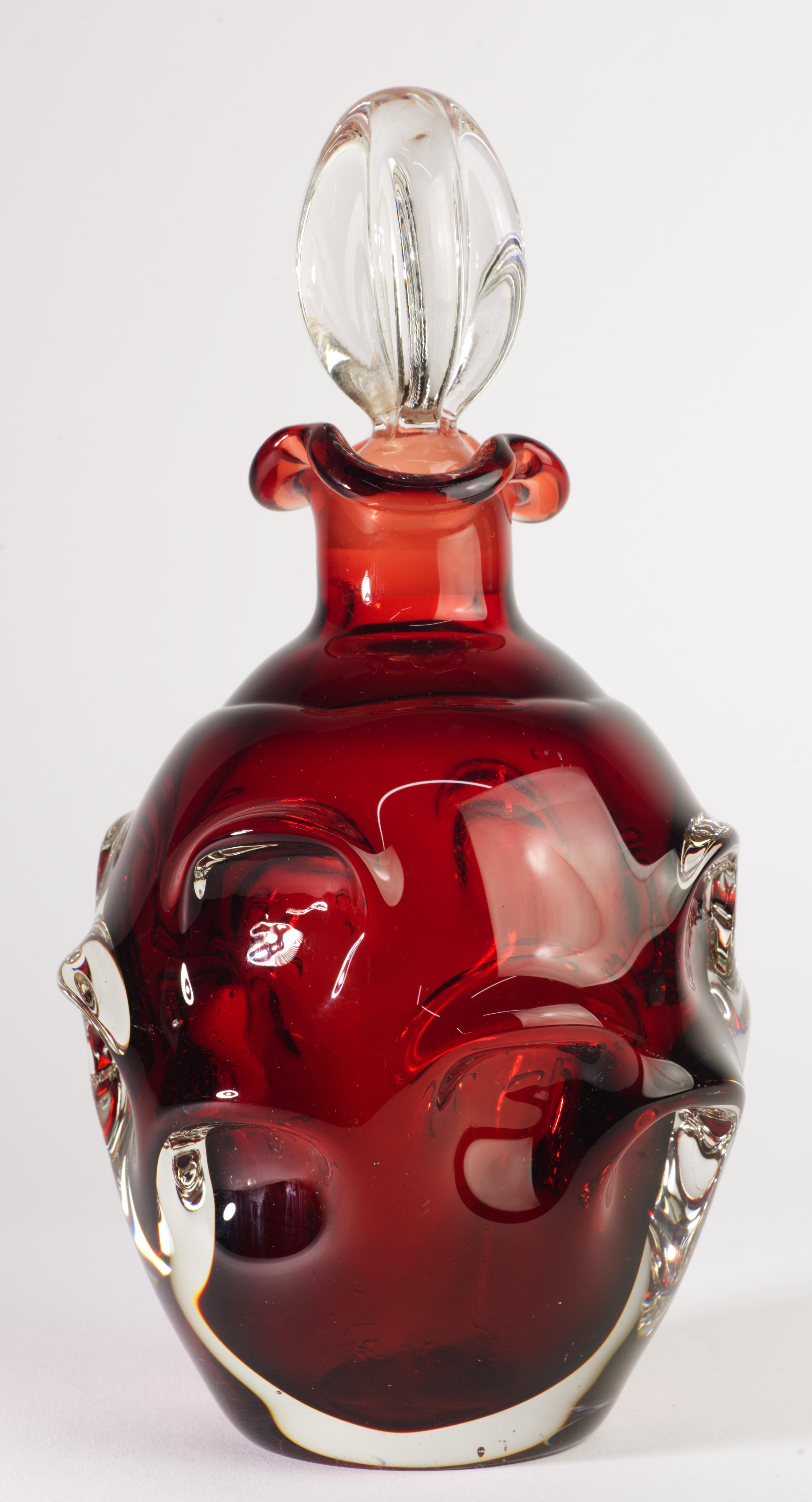 Bo Borgström para Aseda Suecia Decantador de cristal rojo, Escandinavo Moderno Años 60 Escandinavo moderno en venta