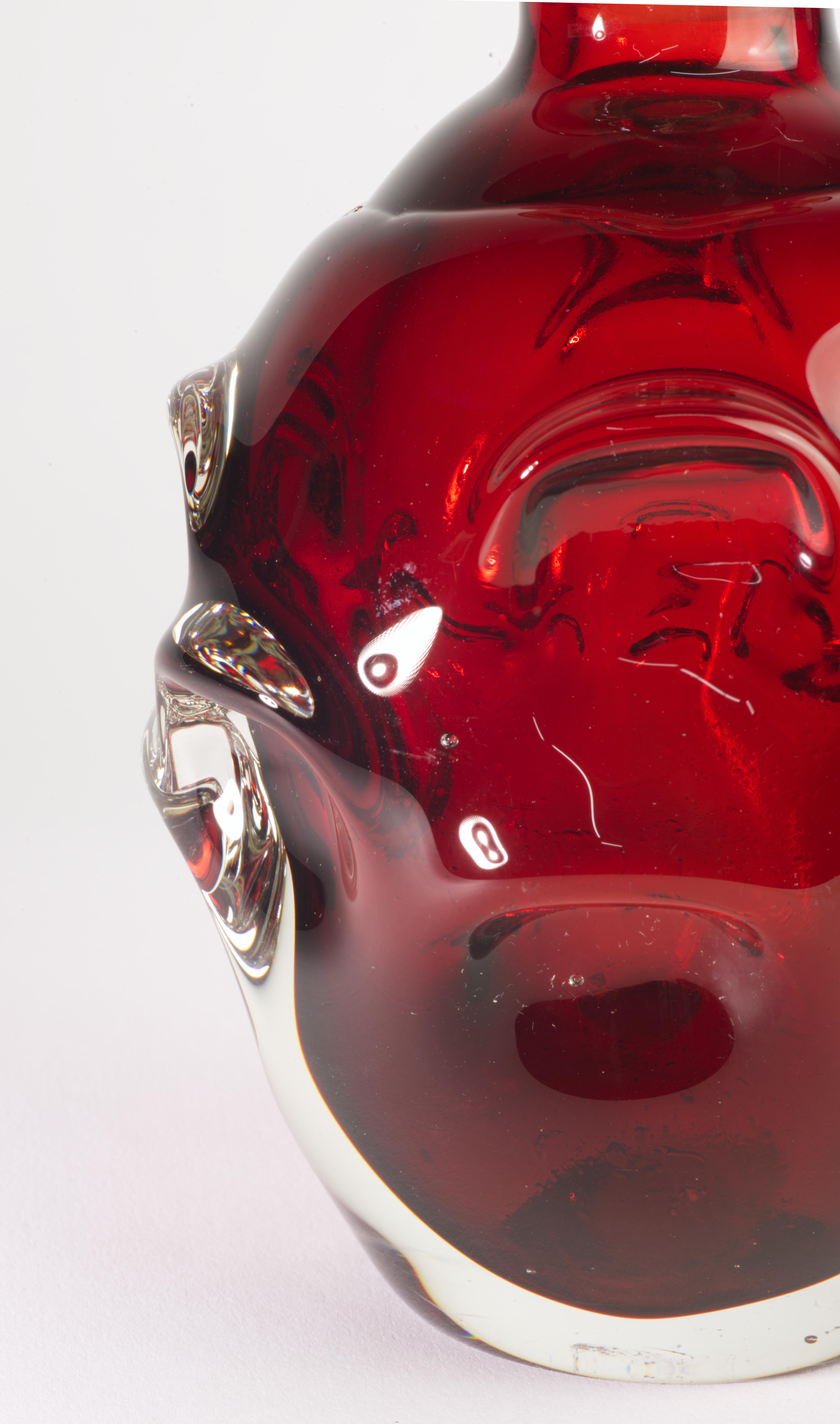 Bo Borgström para Aseda Suecia Decantador de cristal rojo, Escandinavo Moderno Años 60 Sueco en venta
