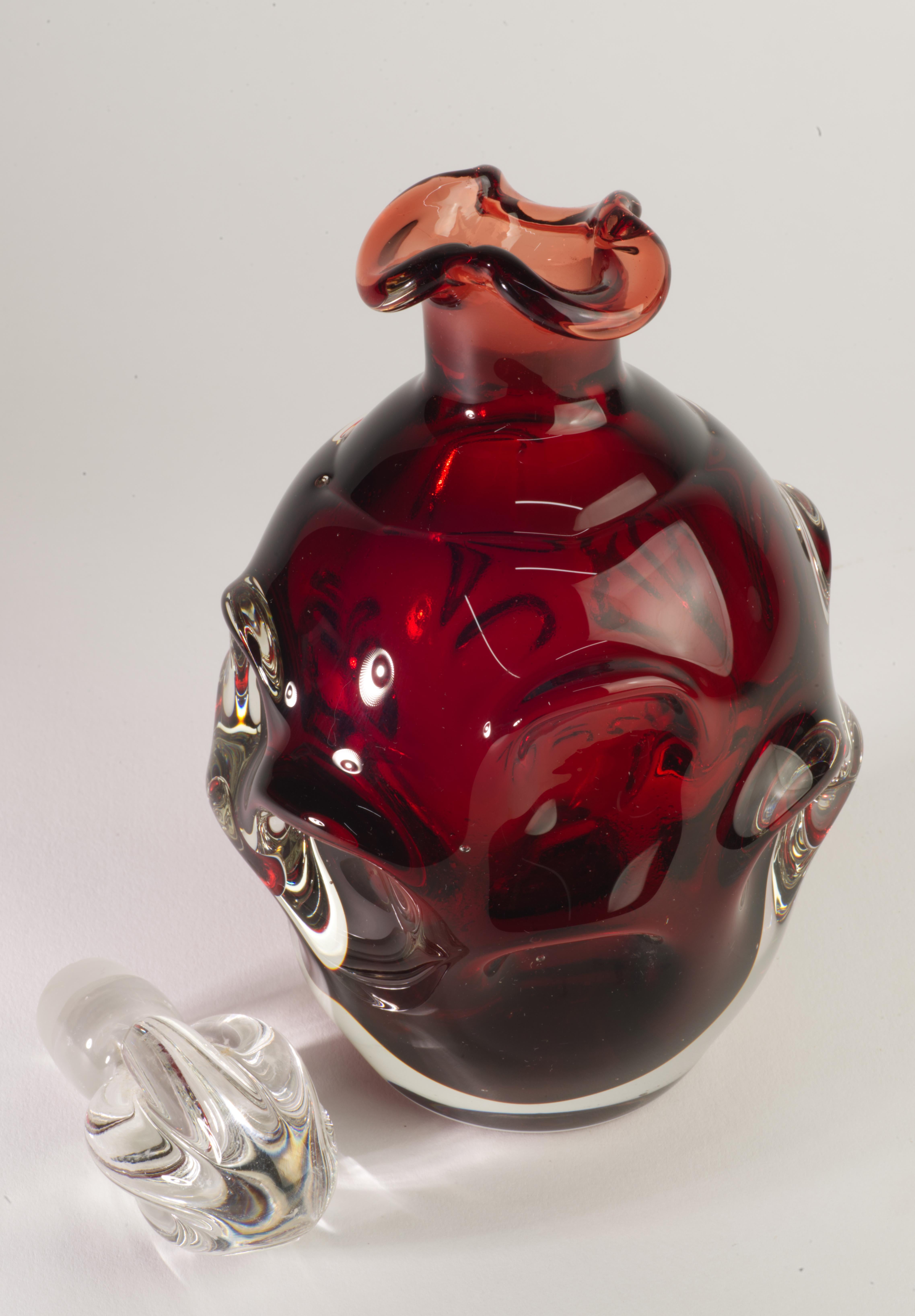 Bo Borgström para Aseda Suecia Decantador de cristal rojo, Escandinavo Moderno Años 60 en Bueno estado para la venta en Clifton Springs, NY