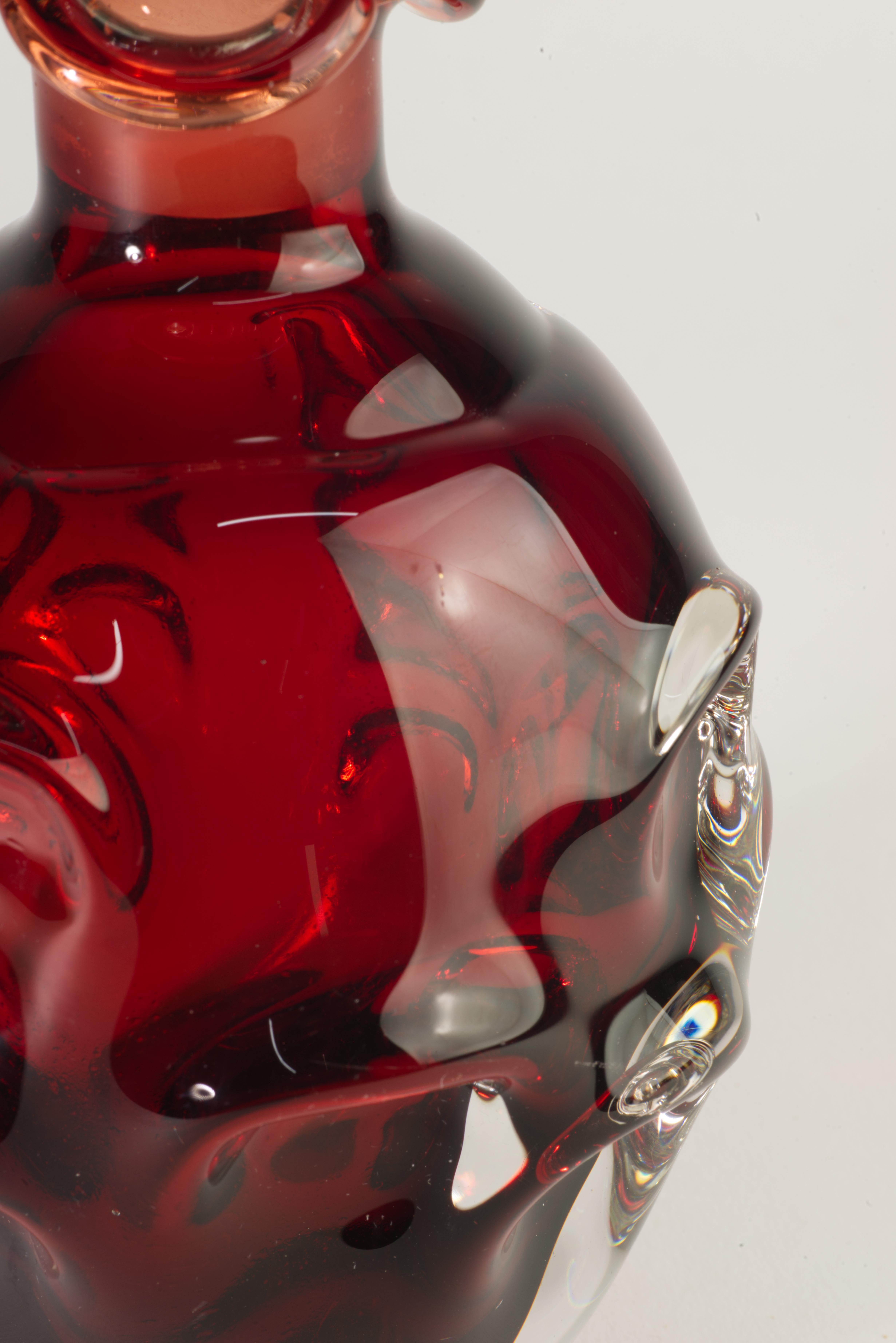 Bo Borgström para Aseda Suecia Decantador de cristal rojo, Escandinavo Moderno Años 60 Vidrio de uranio en venta