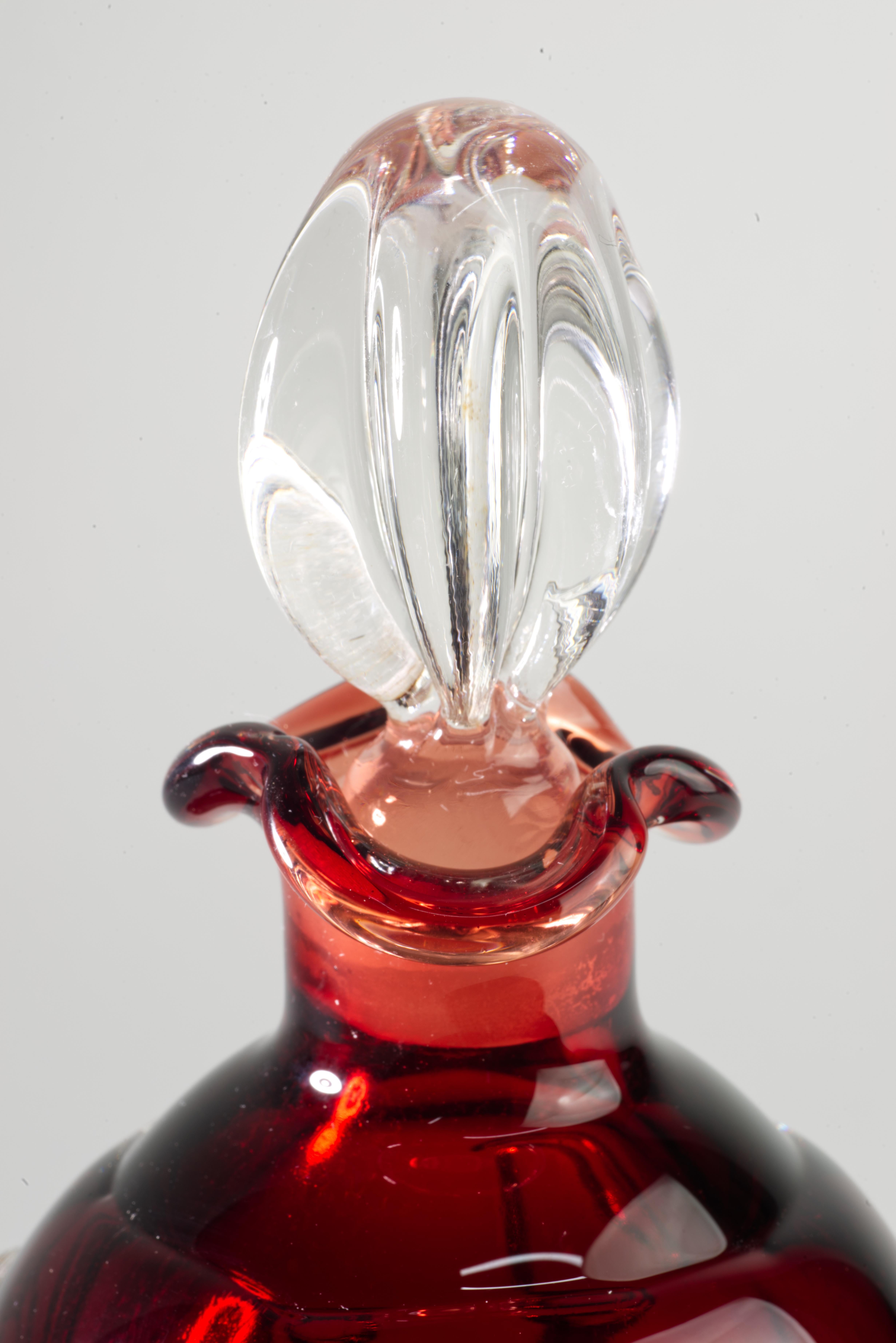 Bo Borgström para Aseda Suecia Decantador de cristal rojo, Escandinavo Moderno Años 60 en venta 1