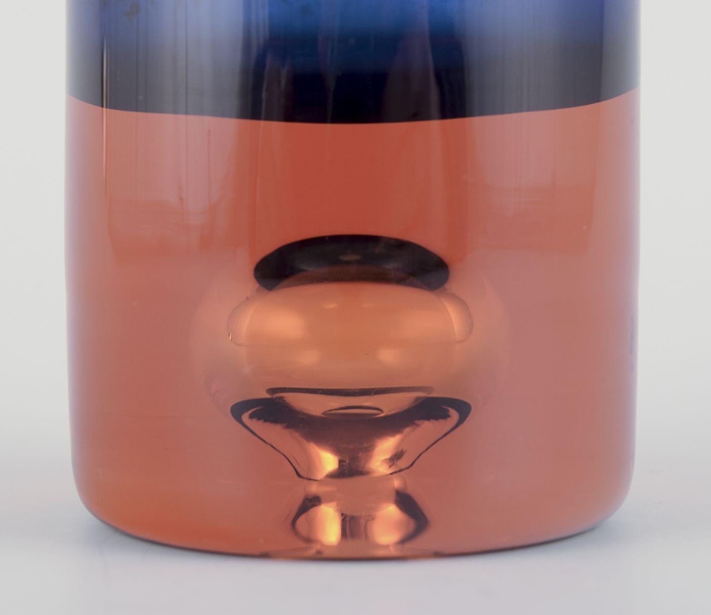 Bo Borgström para Åseda, artista sueco del vidrio. Jarrón de vidrio artístico en azul y naranja. Sueco en venta