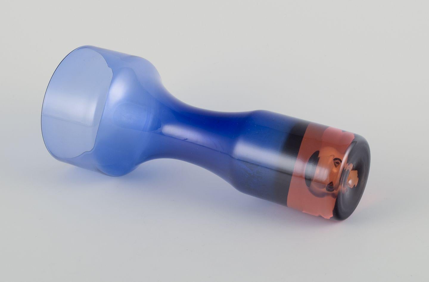 Bo Borgström para Åseda, artista sueco del vidrio. Jarrón de vidrio artístico en azul y naranja. en Excelente estado para la venta en København, Copenhagen
