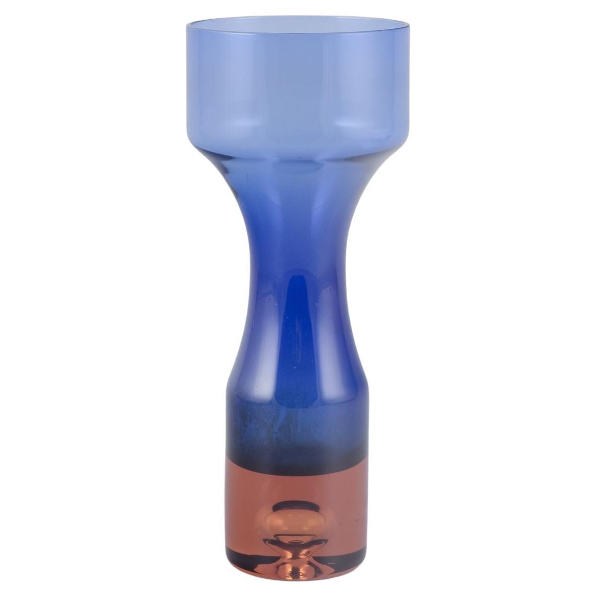 Bo Borgström para Åseda, artista sueco del vidrio. Jarrón de vidrio artístico en azul y naranja. en venta